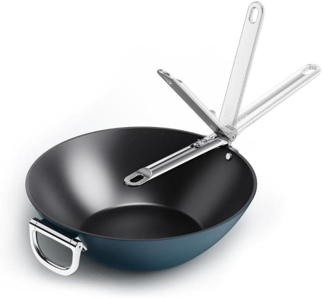 Un wok azul oscuro con un asa plateada y un mecanismo de asa plateada con bisagras se muestra sobre un fondo blanco.