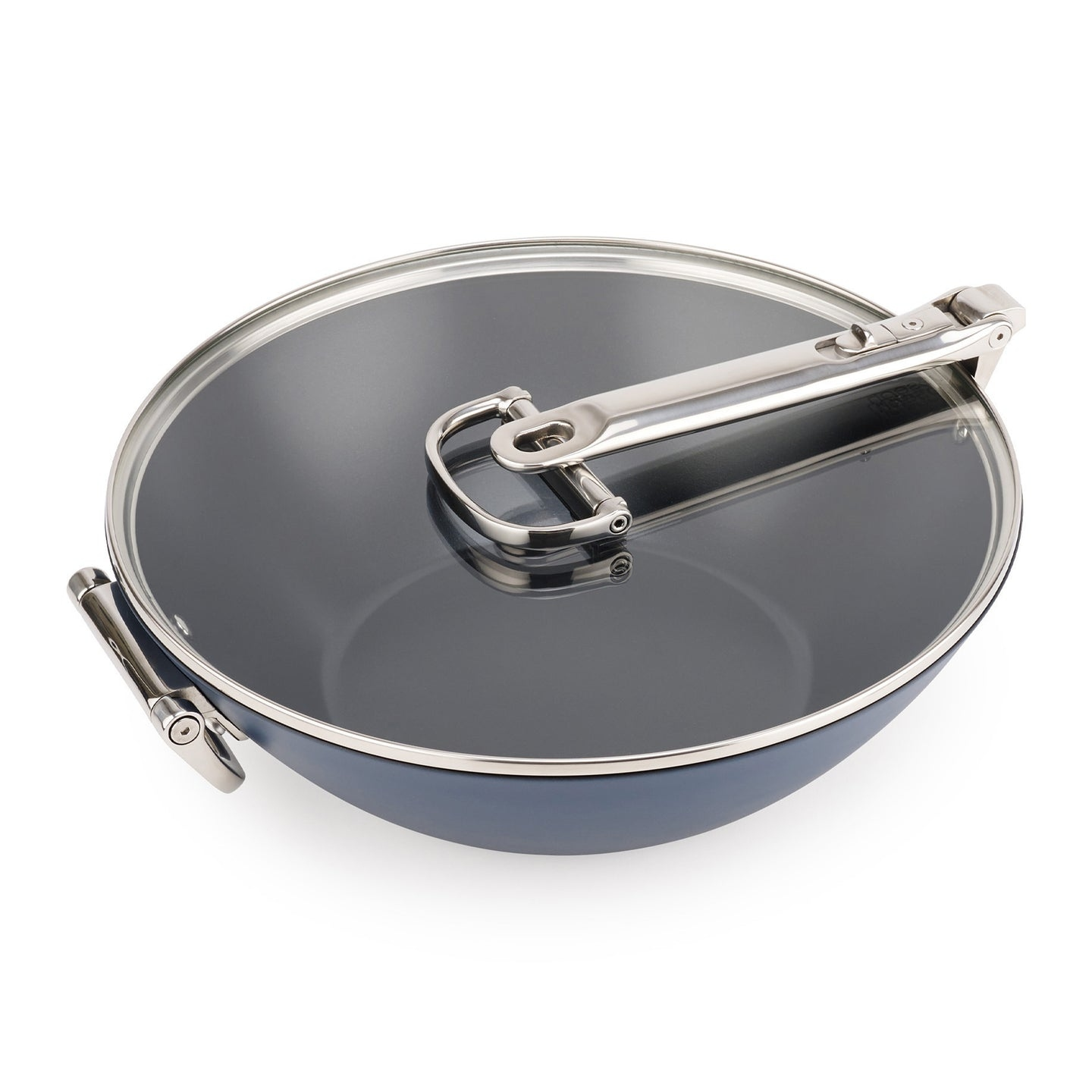 Un wok azul con tapa de vidrio. La tapa tiene un asa plateada y está parcialmente abierta. El wok está sobre una superficie blanca.