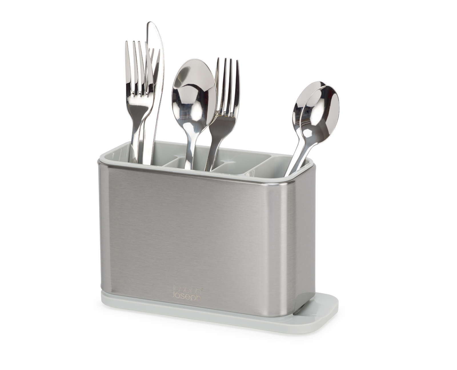 Un soporte para utensilios de acero inoxidable con cubiertos: tenedores, cuchillos y cucharas. El soporte está sobre una base blanca.