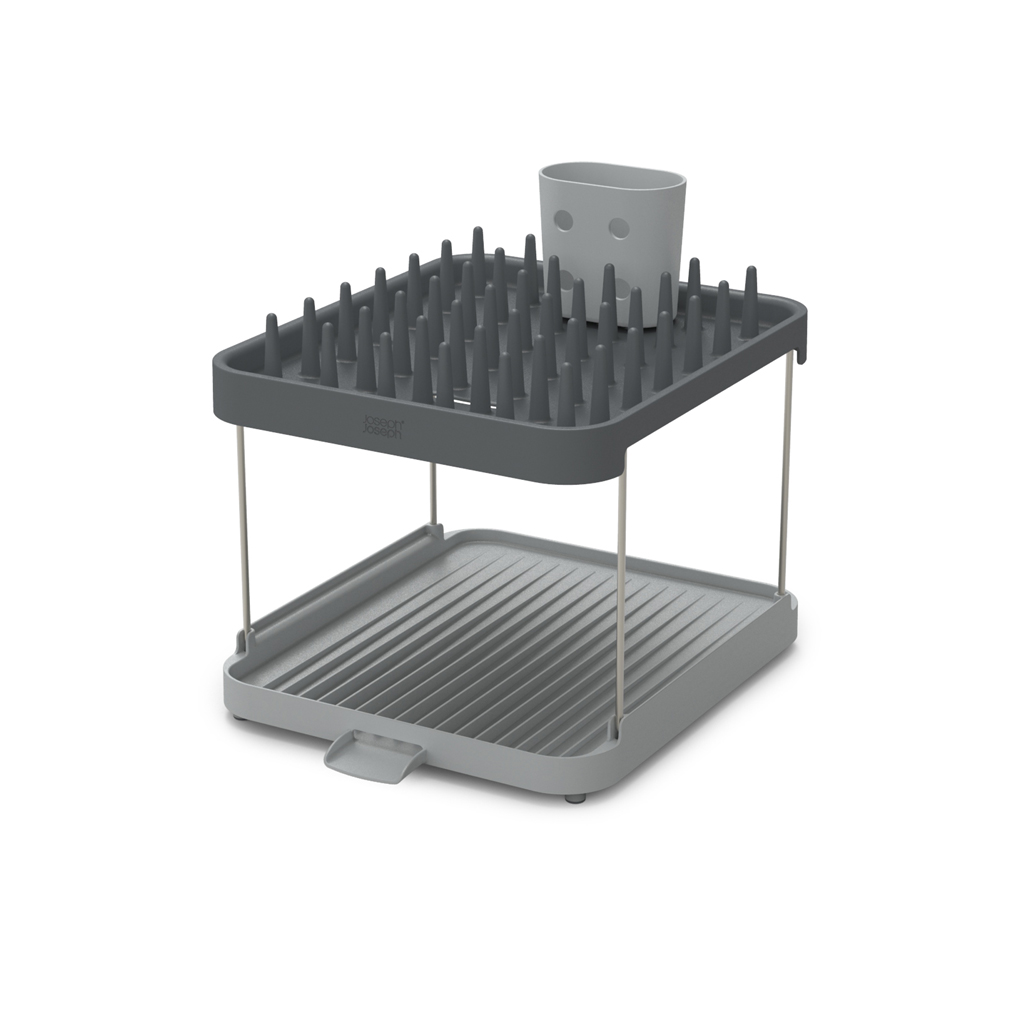 Un escurreplatos gris de dos niveles con un soporte para utensilios. Tiene una bandeja, un escurridor con púas y una taza para utensilios.