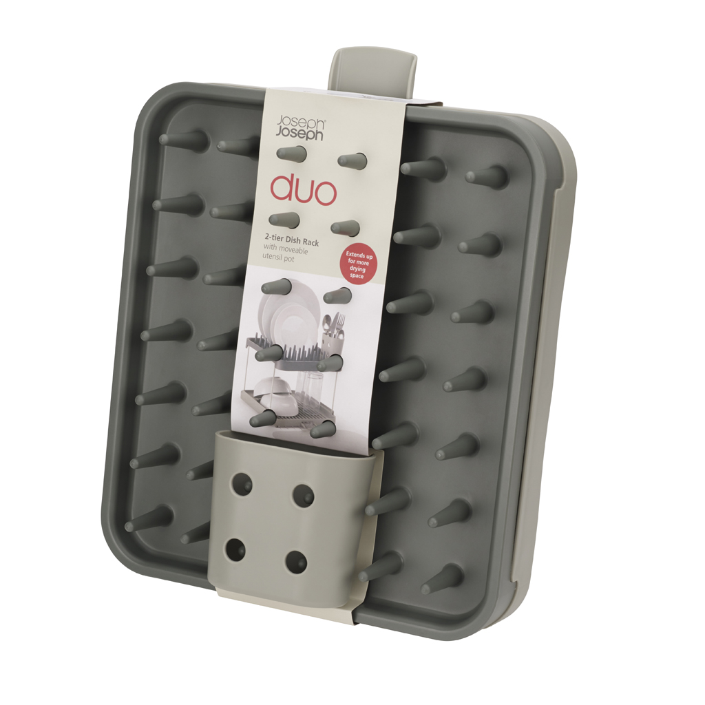 Un escurreplatos dúo gris con clavijas, un recipiente para utensilios y una etiqueta del producto. El escurreplatos está diseñado para secar platos y utensilios.