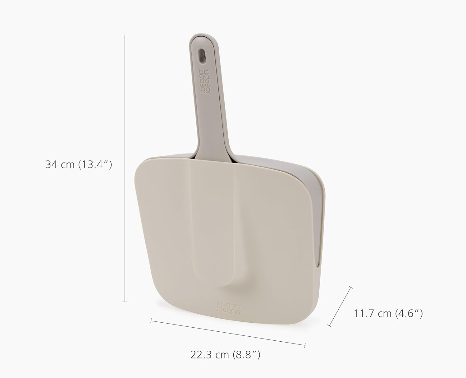 Un recogedor beige y gris con dimensiones etiquetadas. El mango es gris, el recogedor es beige, con el logotipo de Joseph Joseph.