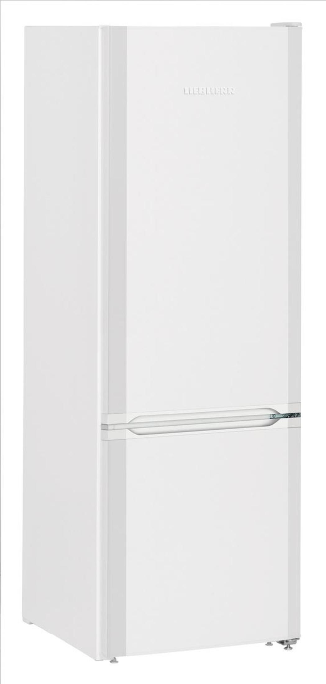 Ein weißer Kühlschrank mit dem Markennamen LIEBHERR. Er hat ein Gefrierfach unten und einen Türgriff in der Mitte.