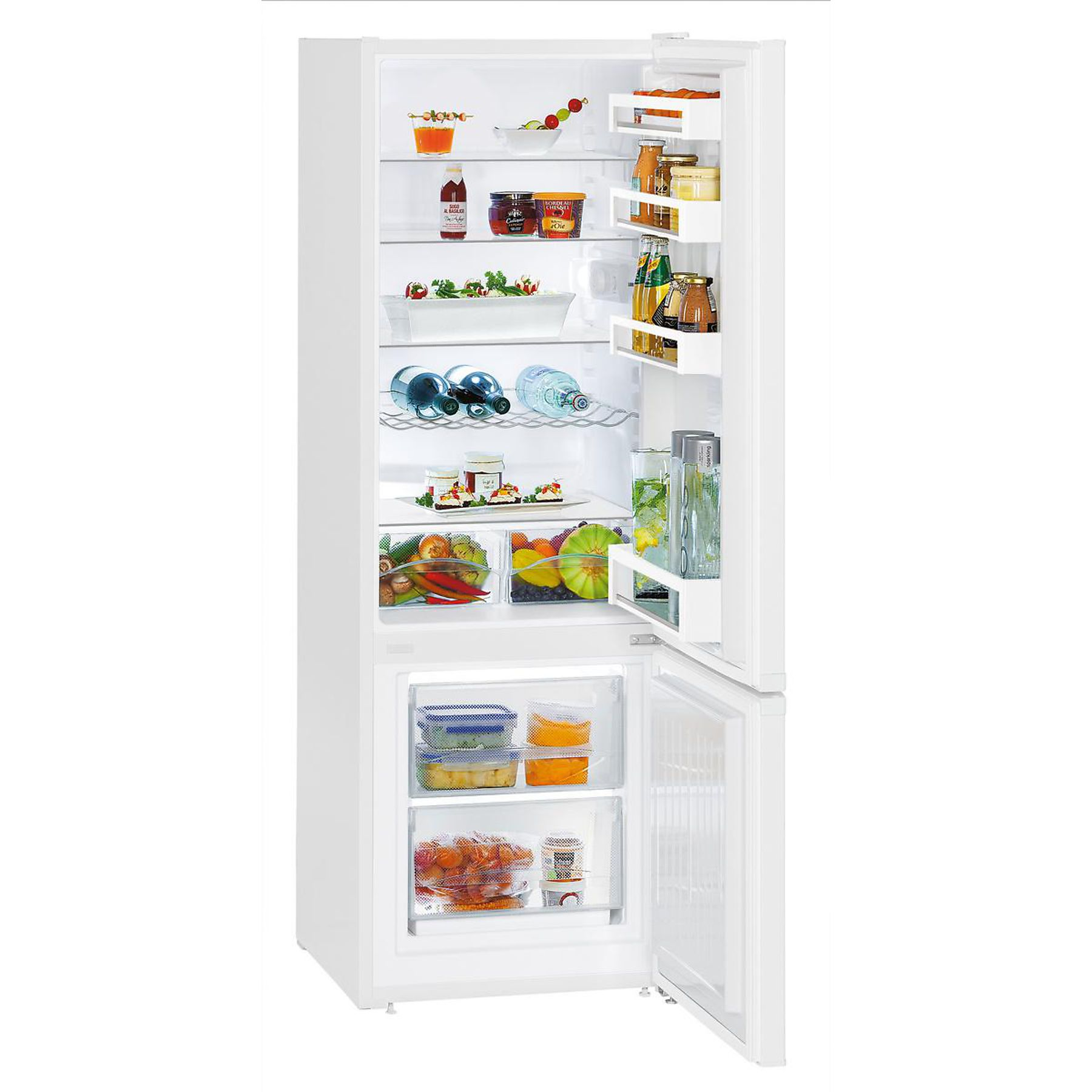 Ein weißer Kühlschrank mit geöffneter Tür, gefüllt mit Lebensmitteln wie Obst, Gemüse, Getränken und Gläsern.