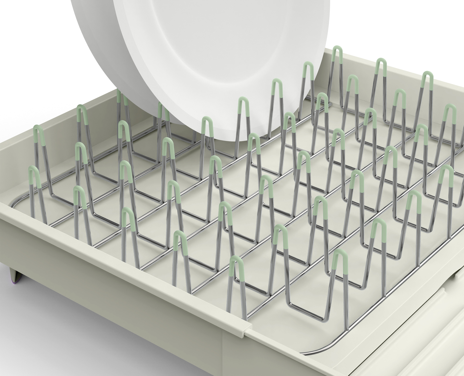 Un plato blanco se coloca en un escurreplatos. El escurreplatos es verde claro y de metal. El fondo es blanco.