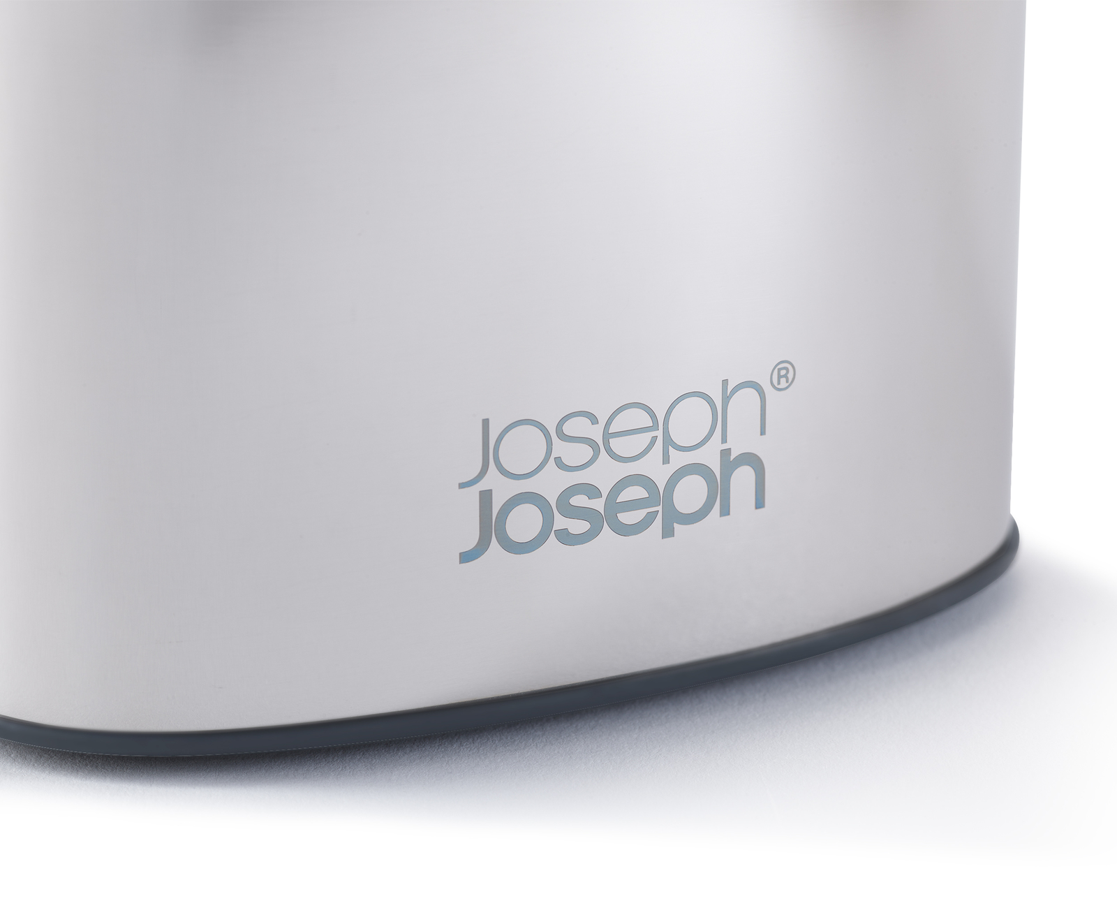 Primer plano de un objeto blanco con base gris y el logo "Joseph Joseph" en azul.