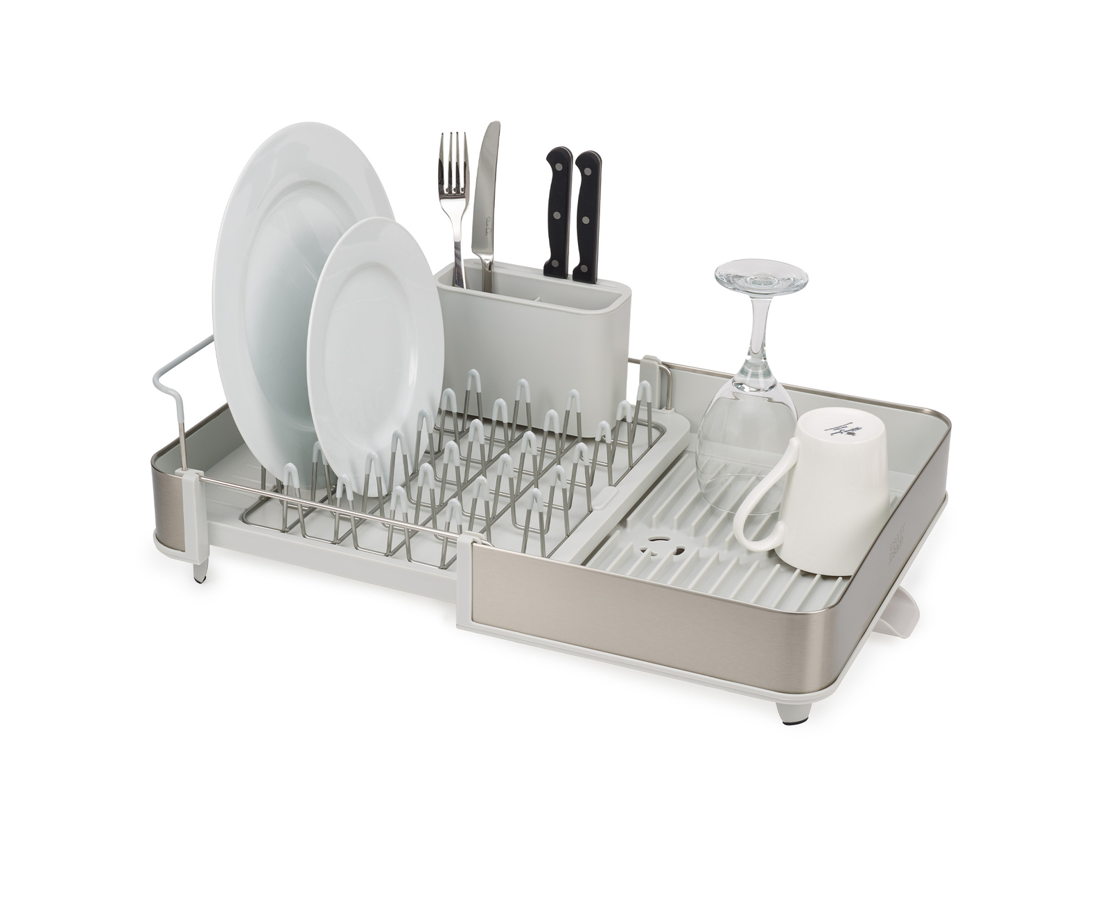 Uno scolapiatti con piatti, posate, un bicchiere e una tazza. Lo scolapiatti è bianco e metallico, con oggetti disposti ordinatamente.