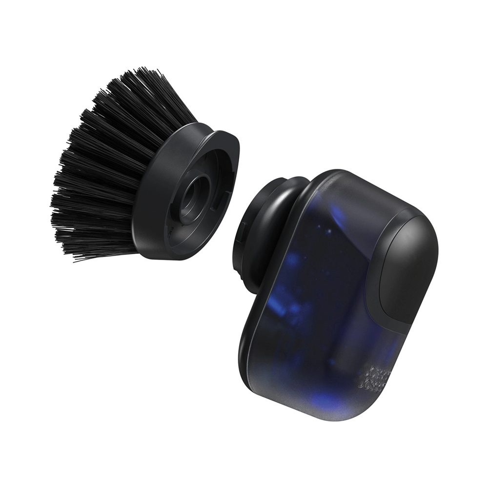 Cepillo de limpieza negro y un recipiente azul oscuro separados, aislados sobre fondo blanco. El cepillo es redondo.