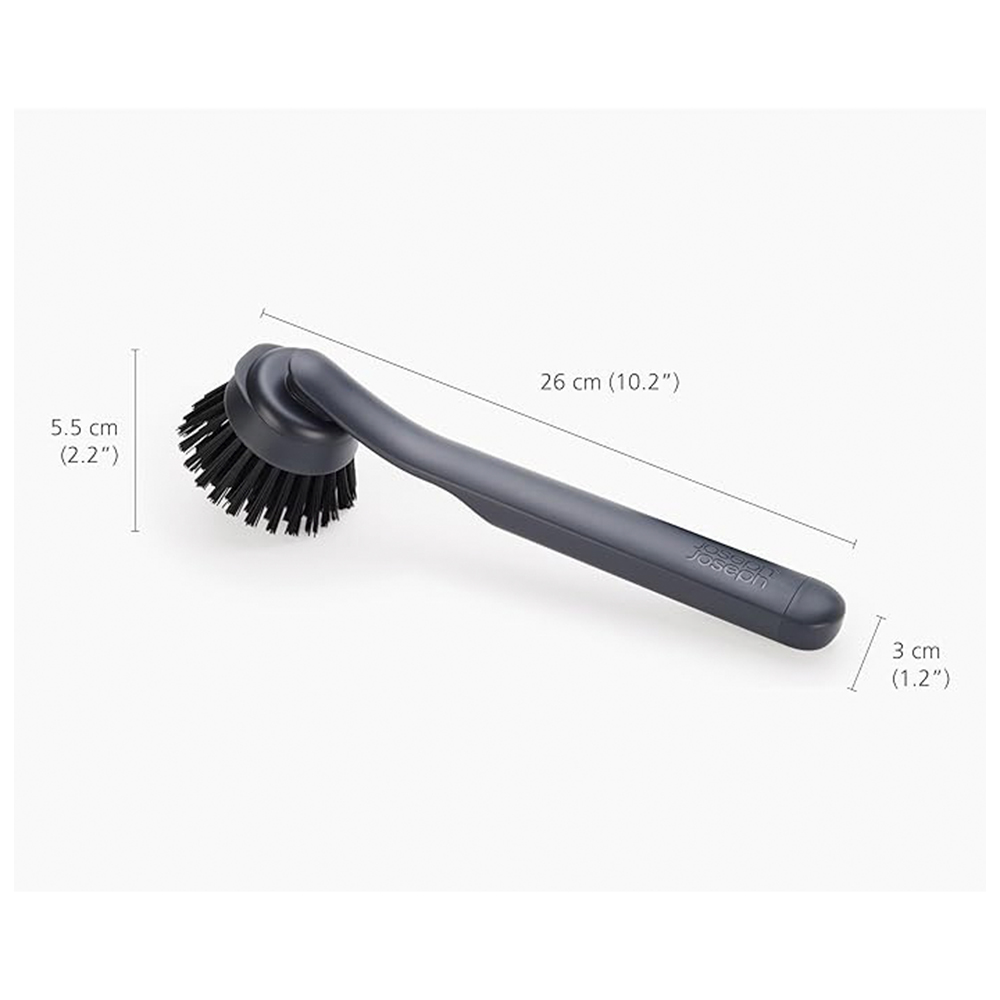 Un cepillo de platos gris oscuro con cerdas negras. Dimensiones indicadas: 26 cm de largo, cabezal del cepillo 5,5 cm y mango 3 cm.