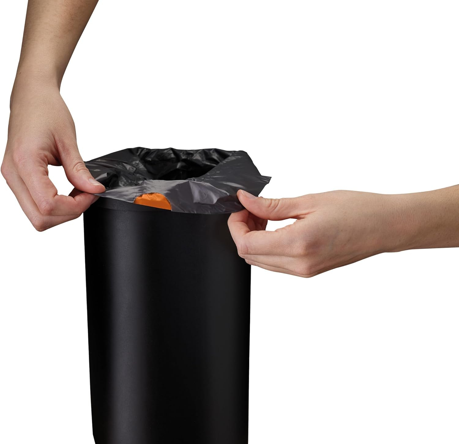 Manos abriendo una bolsa de basura negra dentro de un cubo de basura negro. Hay una pestaña naranja visible. El fondo es blanco.