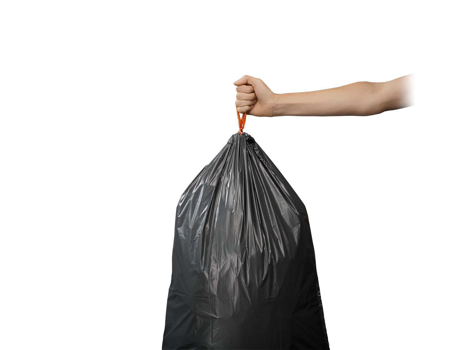 Una mano sostiene una bolsa de basura negra con una cinta naranja sobre un fondo blanco.