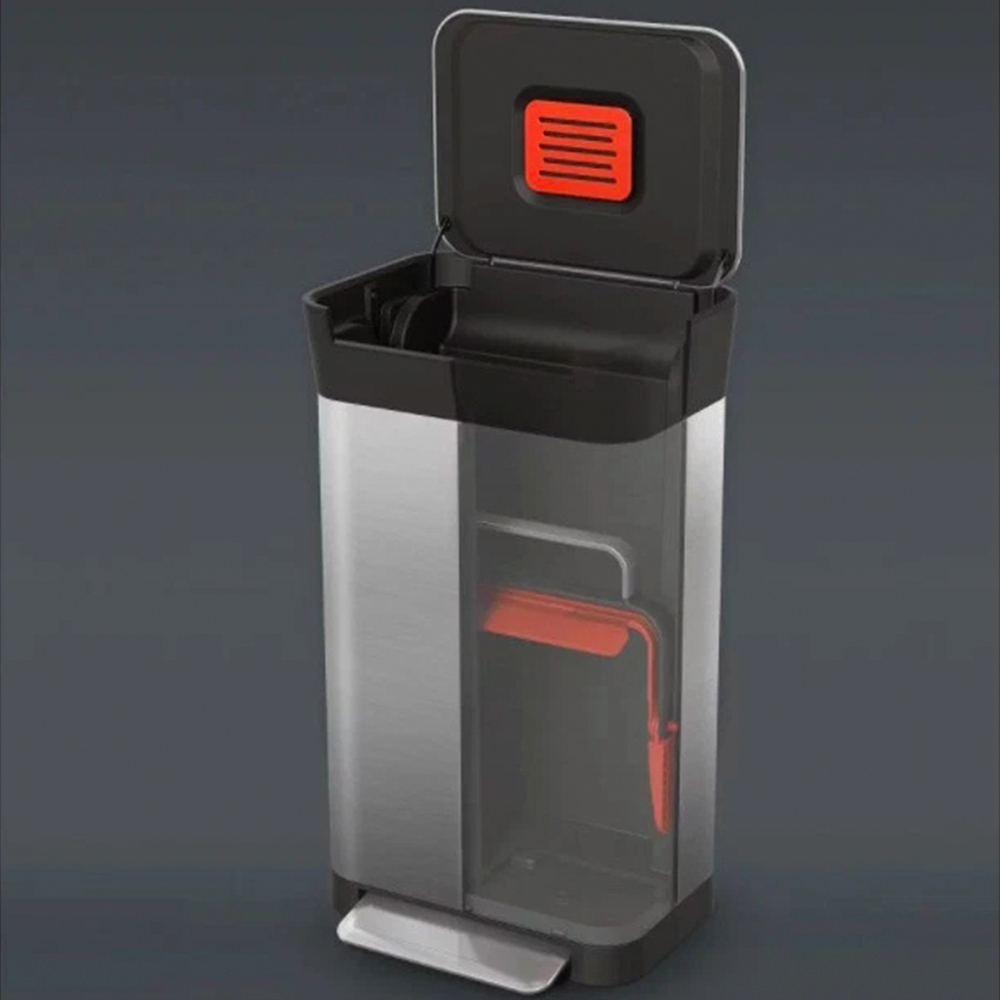 Un moderno cubo de basura con cuerpo transparente. Tiene una tapa negra con una ventilación rectangular roja y una herramienta de limpieza roja en su interior.