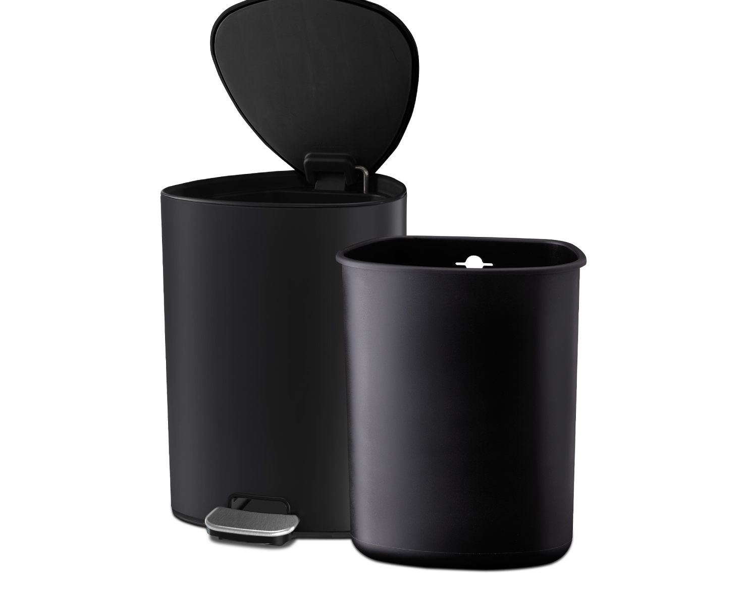 Un cubo de basura negro con la tapa abierta y un cubo interior extraíble. El cubo tiene un pedal. Ambos sobre fondo blanco.