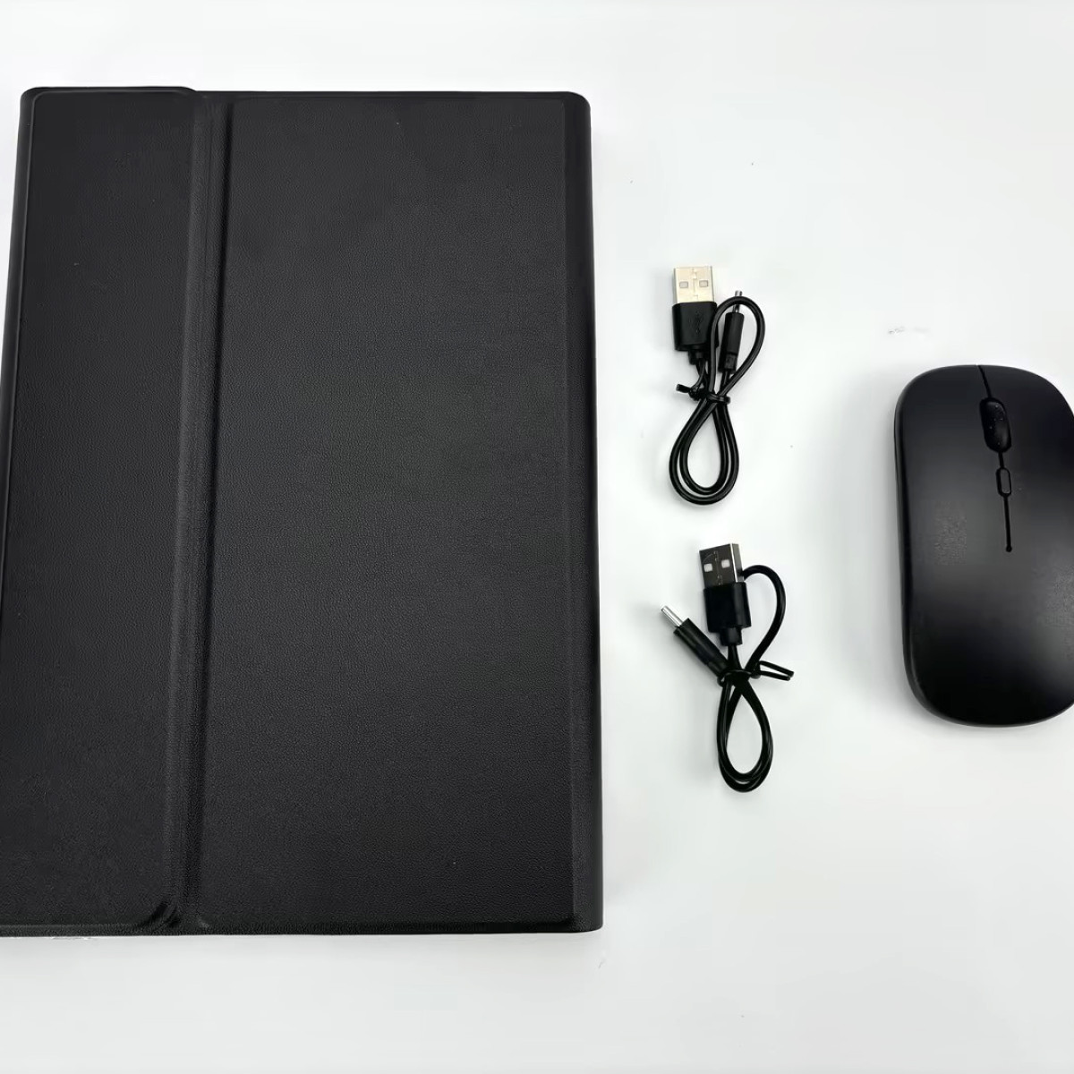 Czarny futerał na tablet, mysz i dwa kable USB na białej powierzchni. Wszystkie elementy są czarne.
