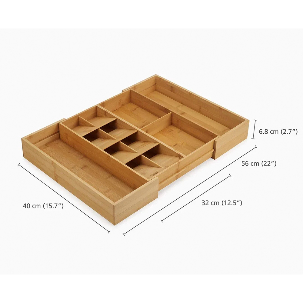 Organizador de cajones de bambú con múltiples compartimentos. Dimensiones: 40 cm x 56 cm x 6,8 cm. Fondo claro. Dimensiones etiquetadas.