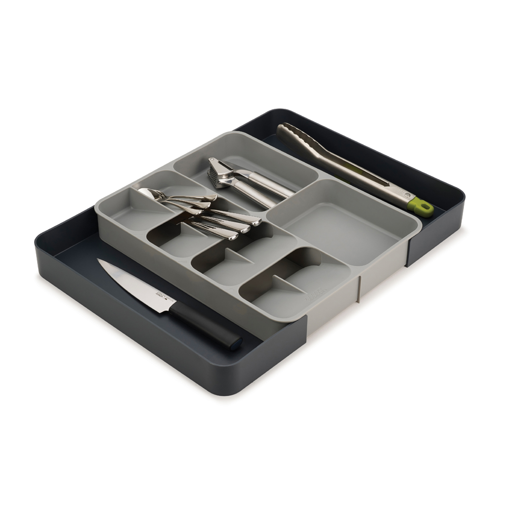 Un organizador de utensilios gris con cubiertos, pinzas y un cuchillo. El organizador está dentro de una bandeja gris oscuro.