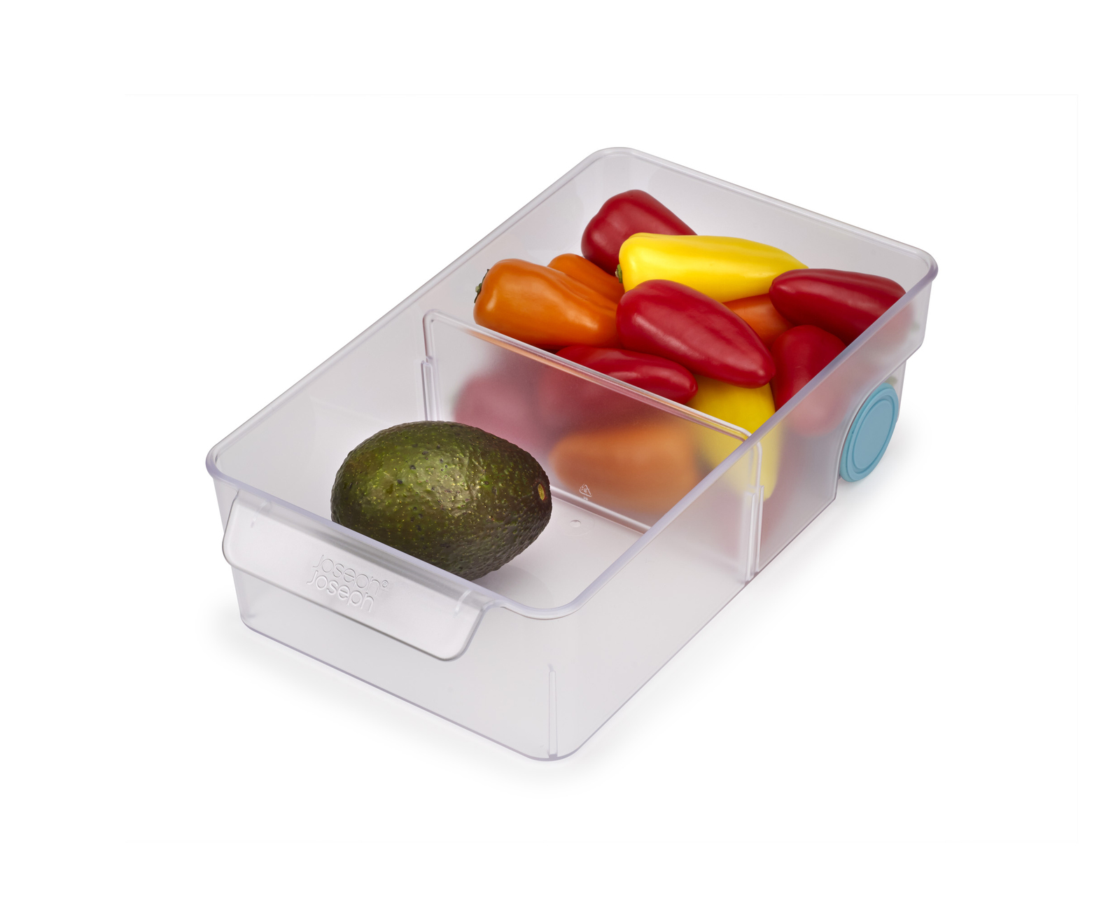 Un recipiente de plástico transparente contiene un aguacate y pimientos coloridos. El recipiente está sobre un fondo blanco.