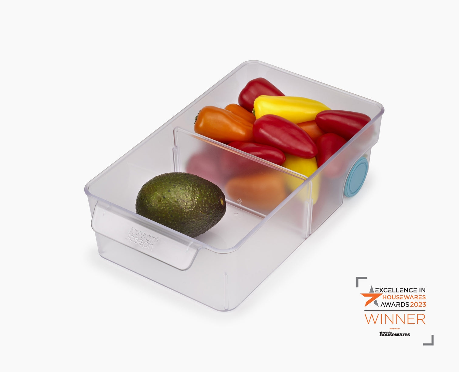 Un recipiente transparente con aguacate y pimientos coloridos. Es un producto Joseph Joseph, premiado por Excellence in Housewares Awards 2023.