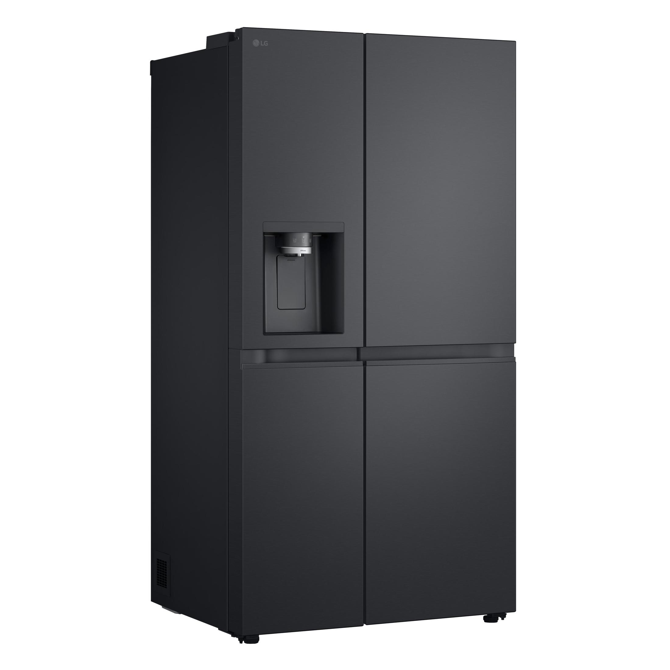 Ein schwarzer, moderner Kühlschrank mit vier Türen und einem Wasserspender, isoliert auf weißem Grund.