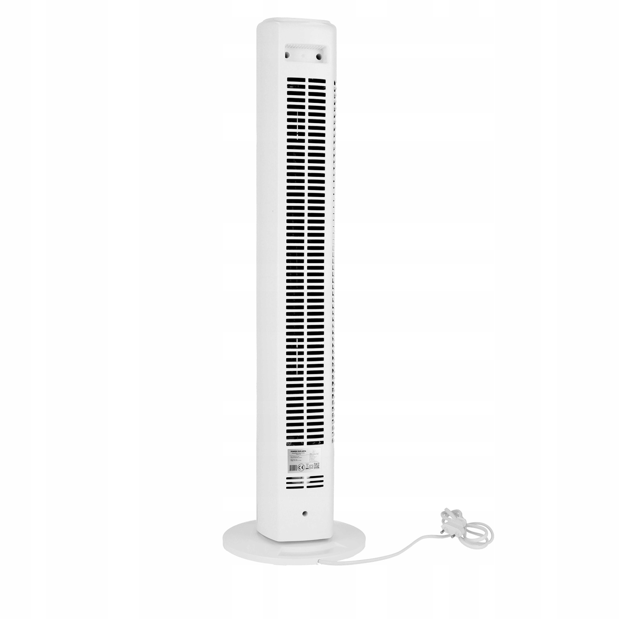 Biały wentylator wieżowy stoi na białej podstawie. Wentylator ma pionowe szczeliny. Widoczny biały przewód i wtyczka.
