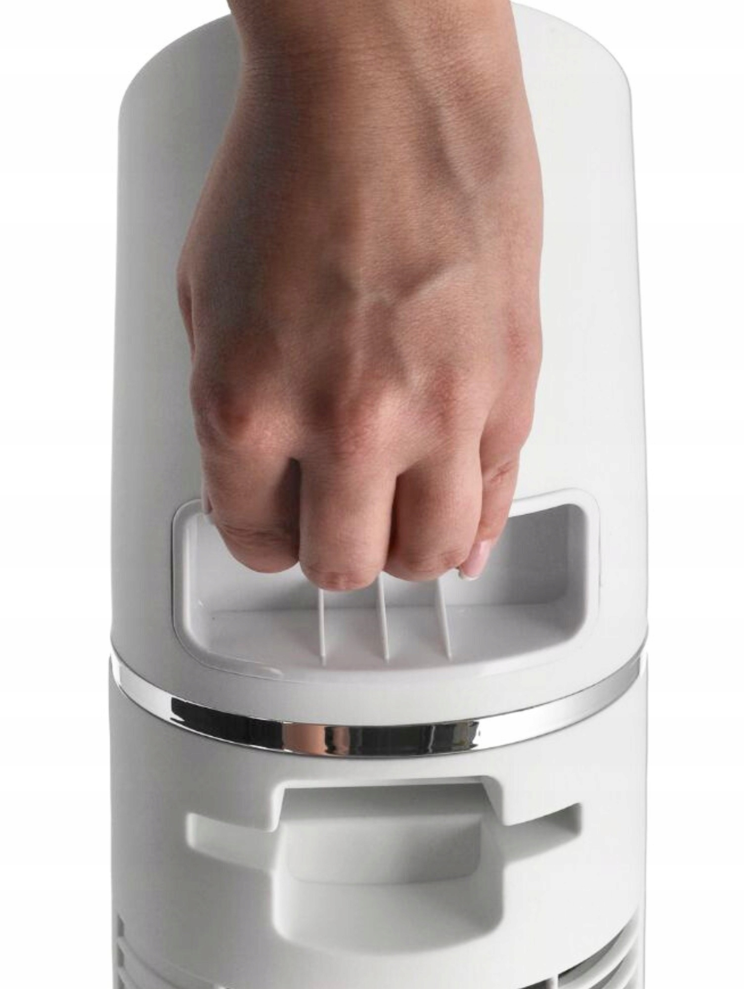 Dłoń chwyta białe cylindryczne urządzenie. Dłoń jest brązowa. Urządzenie ma srebrną obwódkę i uchwyt.