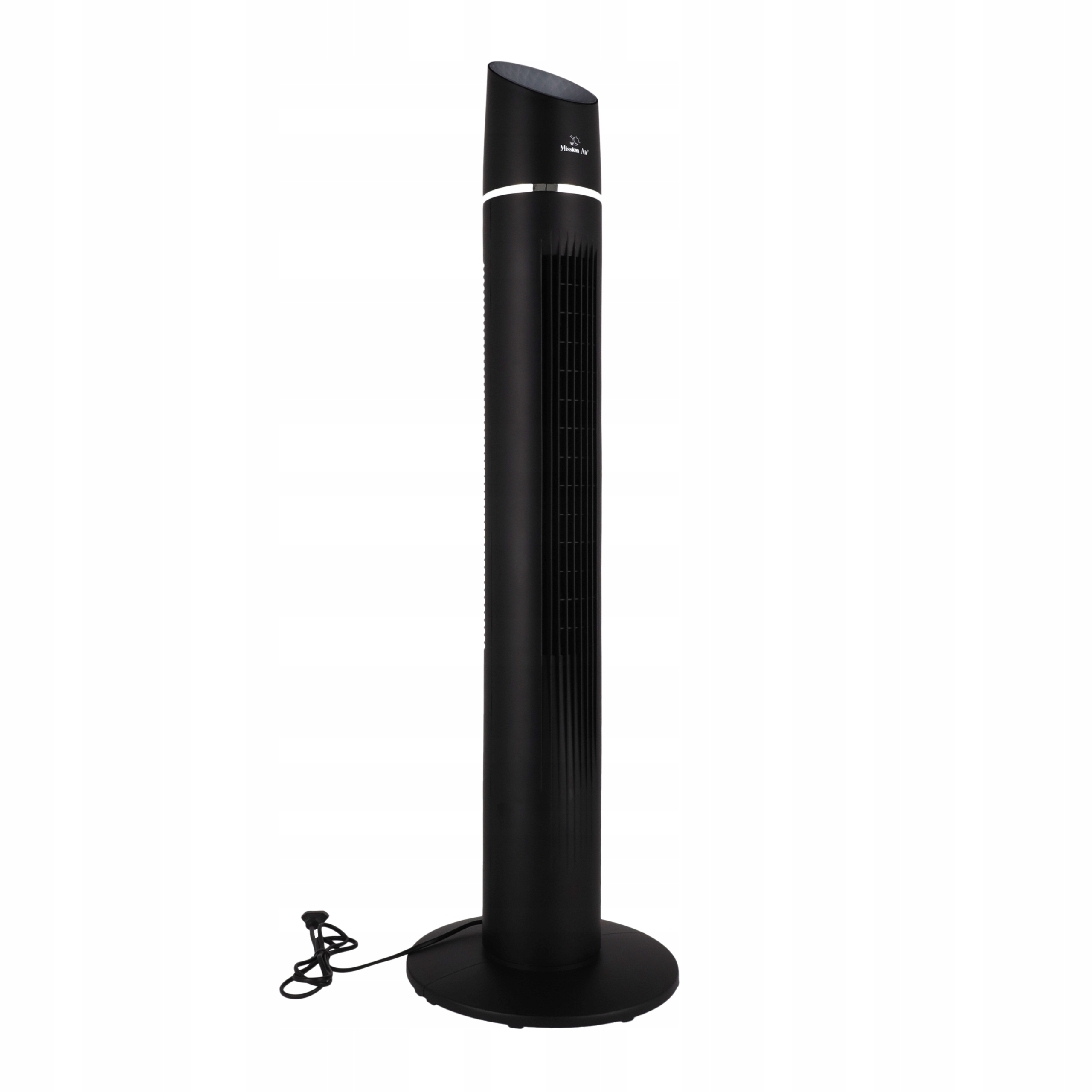 Wysoki, czarny wentylator oscylacyjny na białym tle. Ma okrągłą podstawę i przewód zasilający.