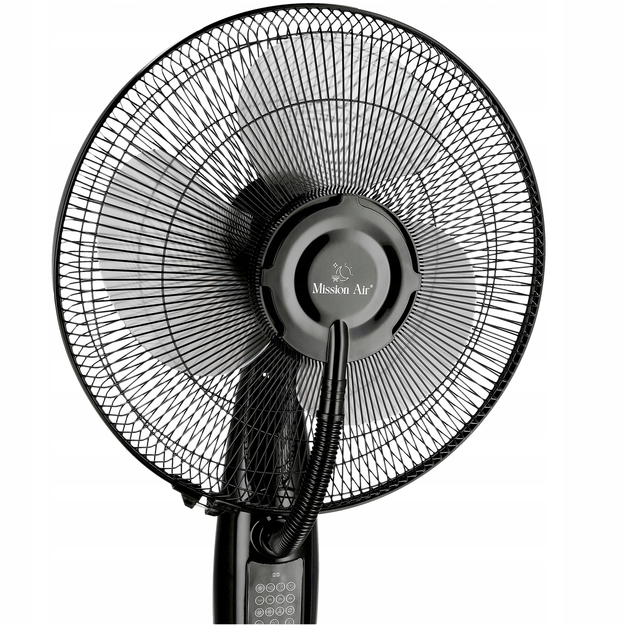 Czarny wentylator stojący z okrągłą klatką i łopatkami. Widoczne logo 'Mission Air'.