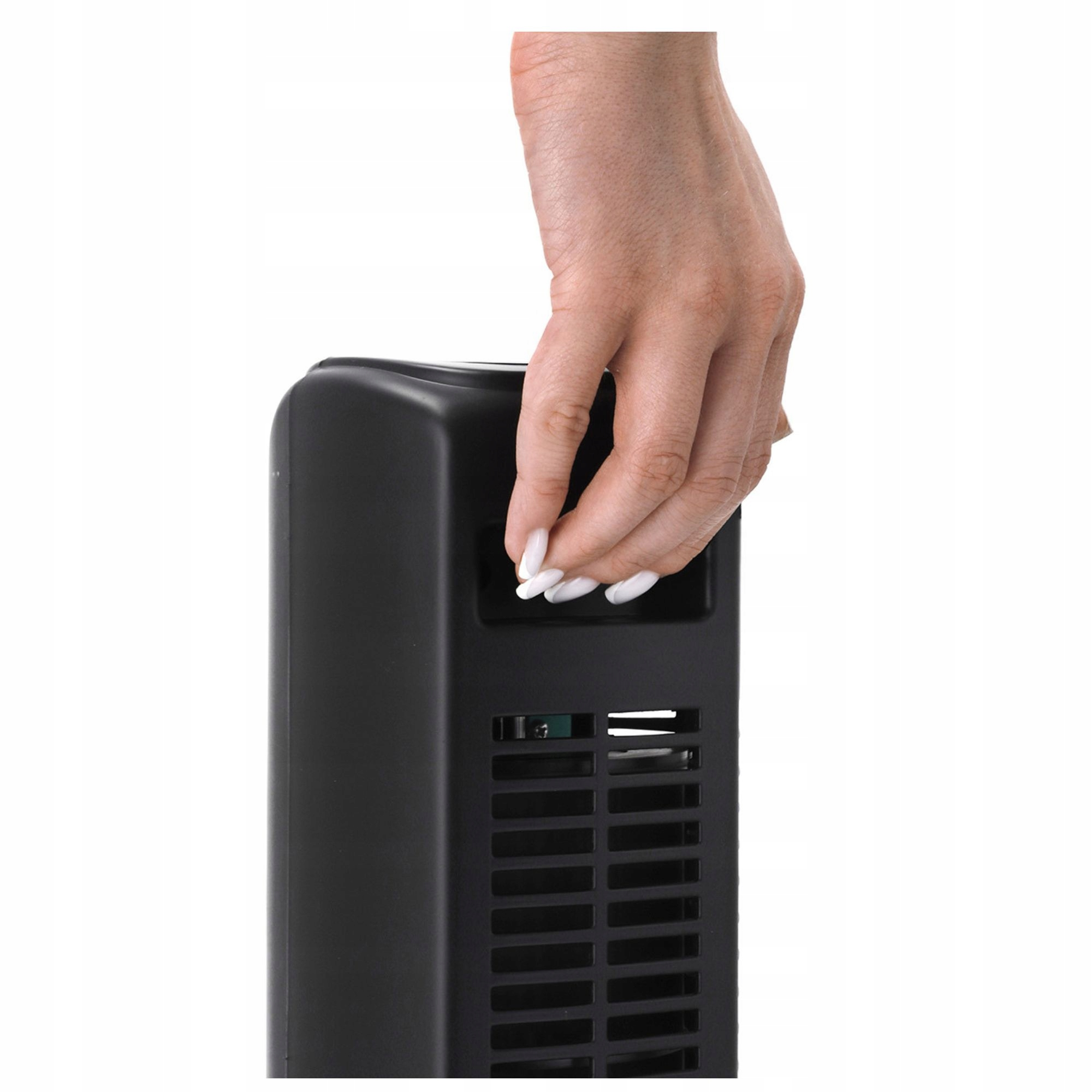 Dłoń z białymi paznokciami dotyka czarnego grzejnika. Tło jest białe.