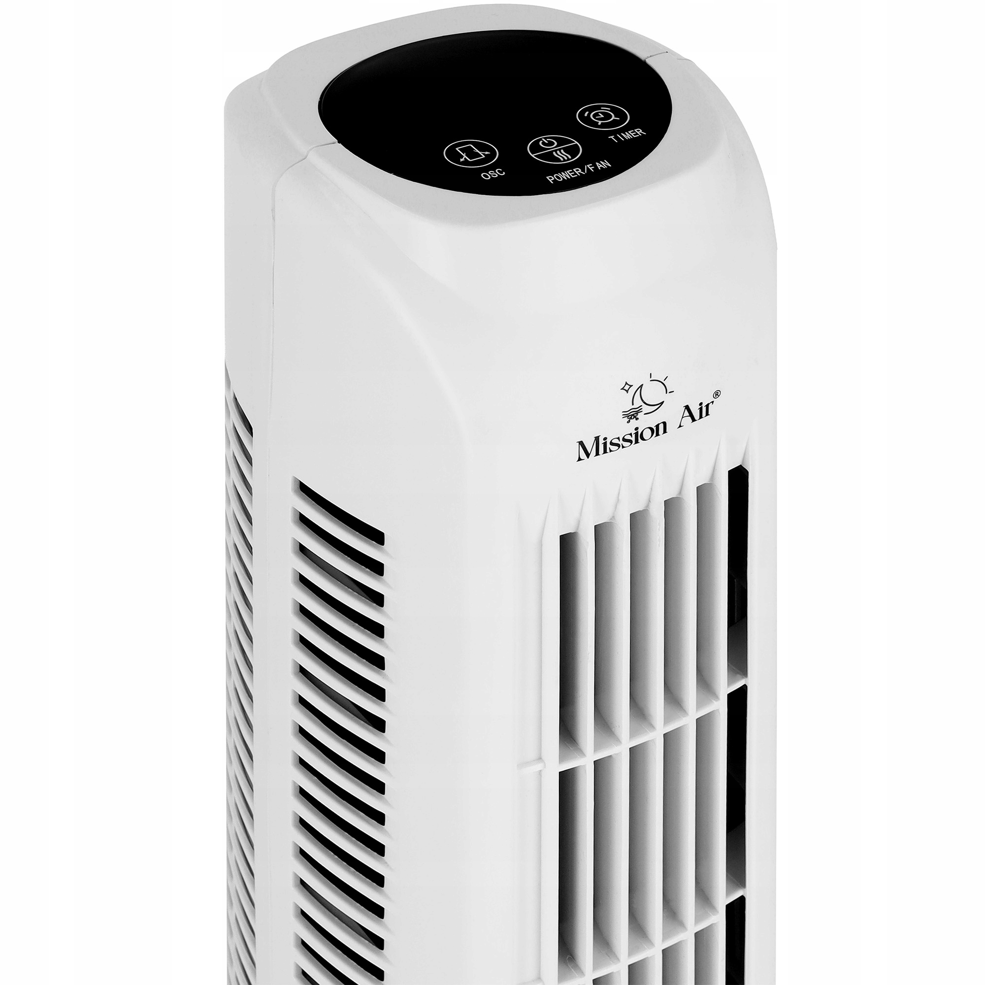 Biały wentylator wieżowy z czarnym panelem górnym. Posiada przyciski zasilania, timera i oscylacji. Widoczna jest marka Mission Air.