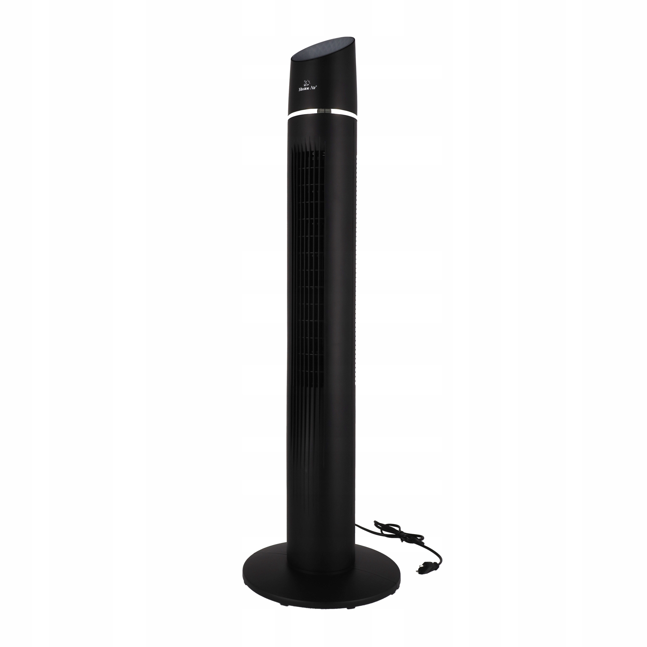 Czarny wentylator wieżowy na białym tle. Ma okrągłą podstawę, wysoki korpus ze szczelinami i skośną górę.