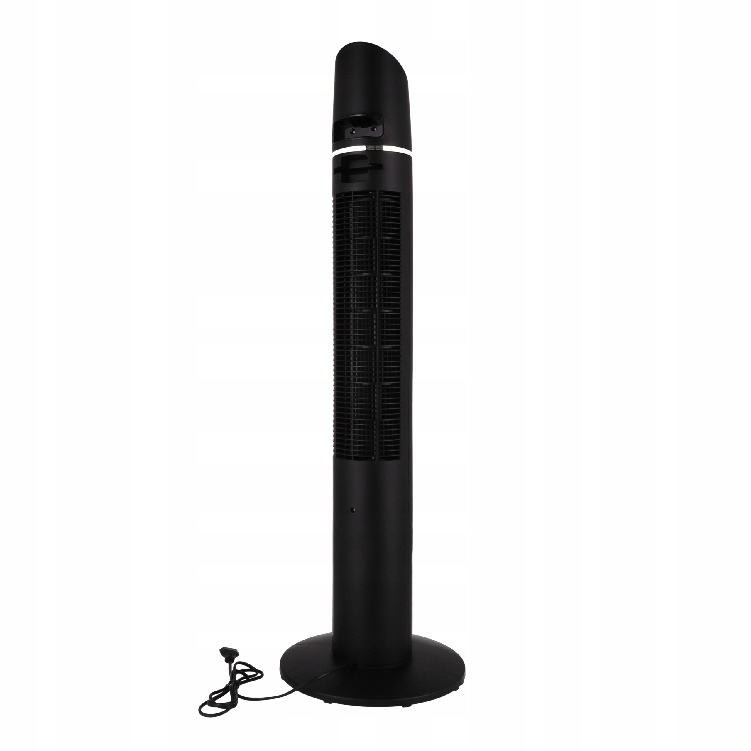 Wysoki, czarny wentylator wieżowy na białym tle. Ma zaokrągloną górę, kratkowany przód i okrągłą podstawę.