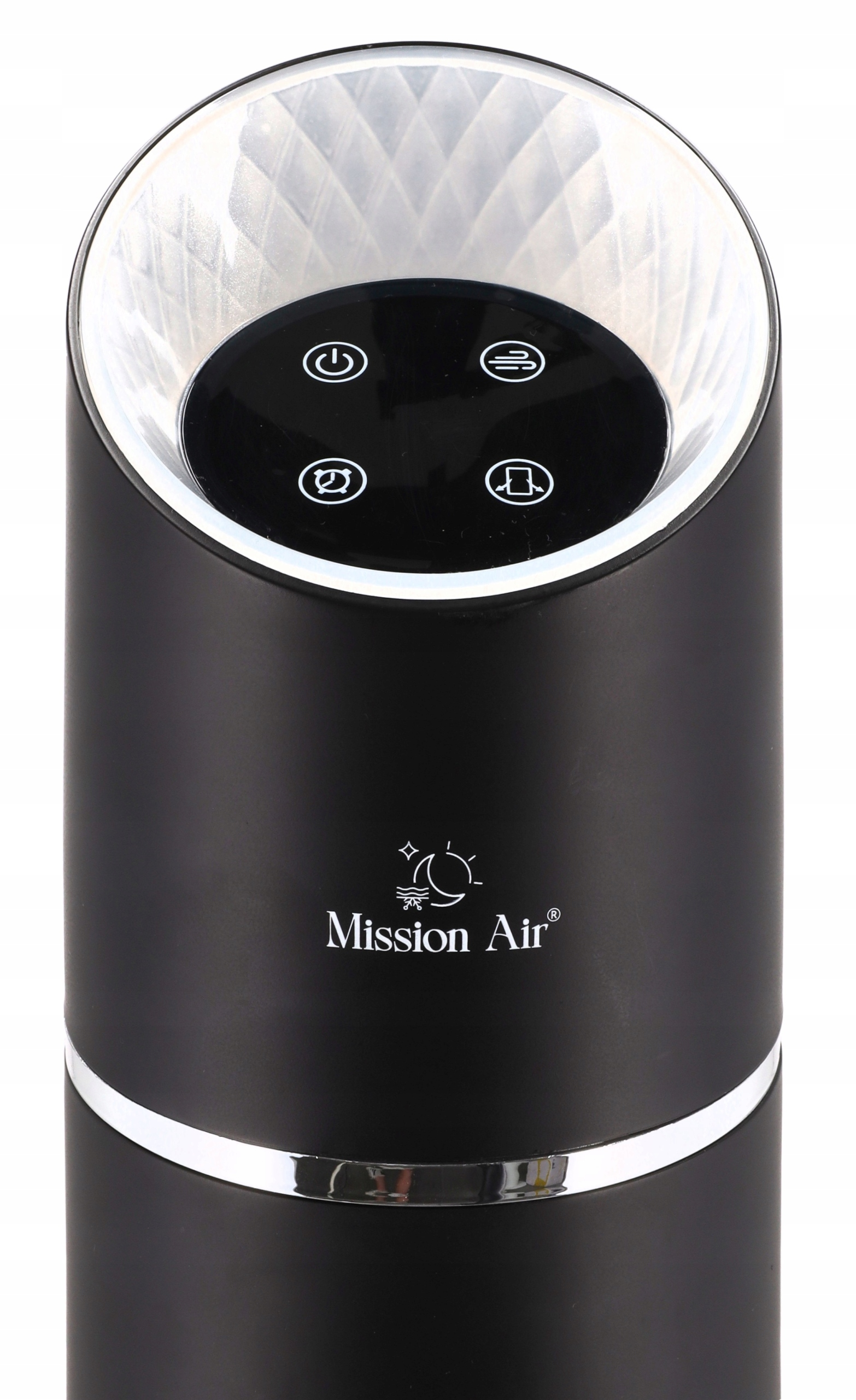 Czarny oczyszczacz powietrza ze srebrnym wykończeniem. Na górze panel sterowania z symbolami. Marka 'Mission Air'.