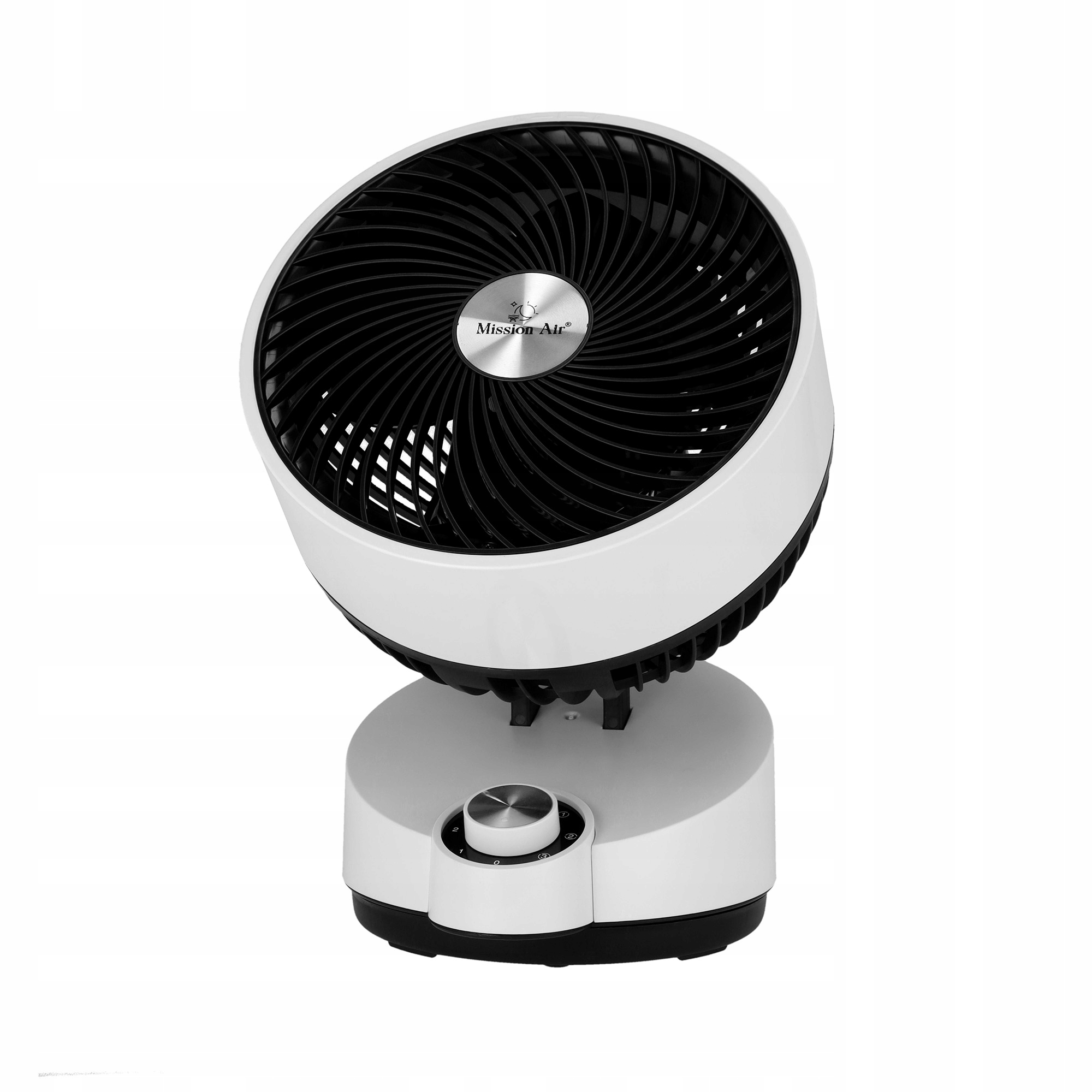 Biało-czarny wentylator z okrągłą głowicą i podstawą. Posiada pokrętło sterowania i markę Mission Air.