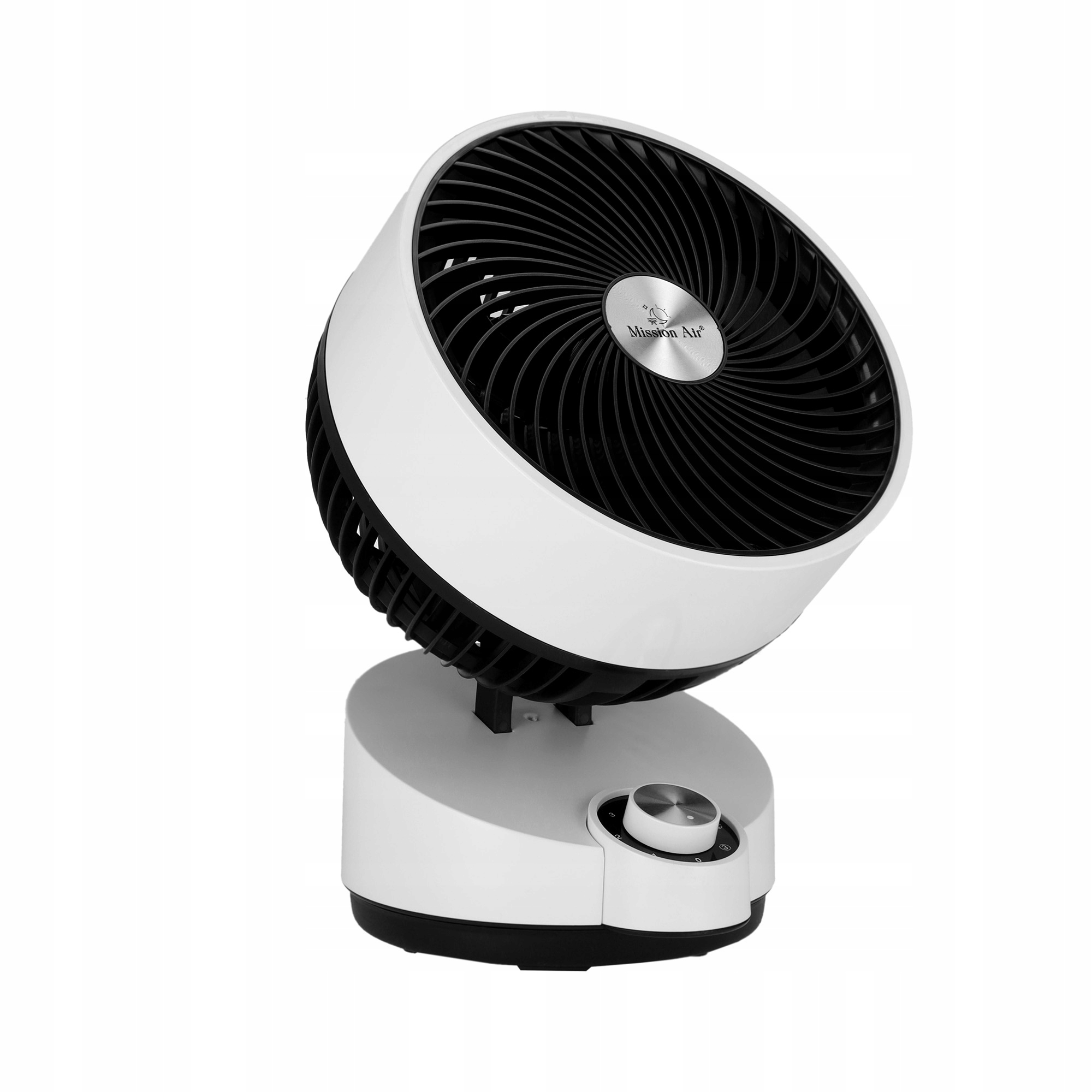 Biało-czarny wentylator z okrągłą głowicą i okrągłą podstawą. Posiada pokrętło sterowania i markę 'Mission Air'.