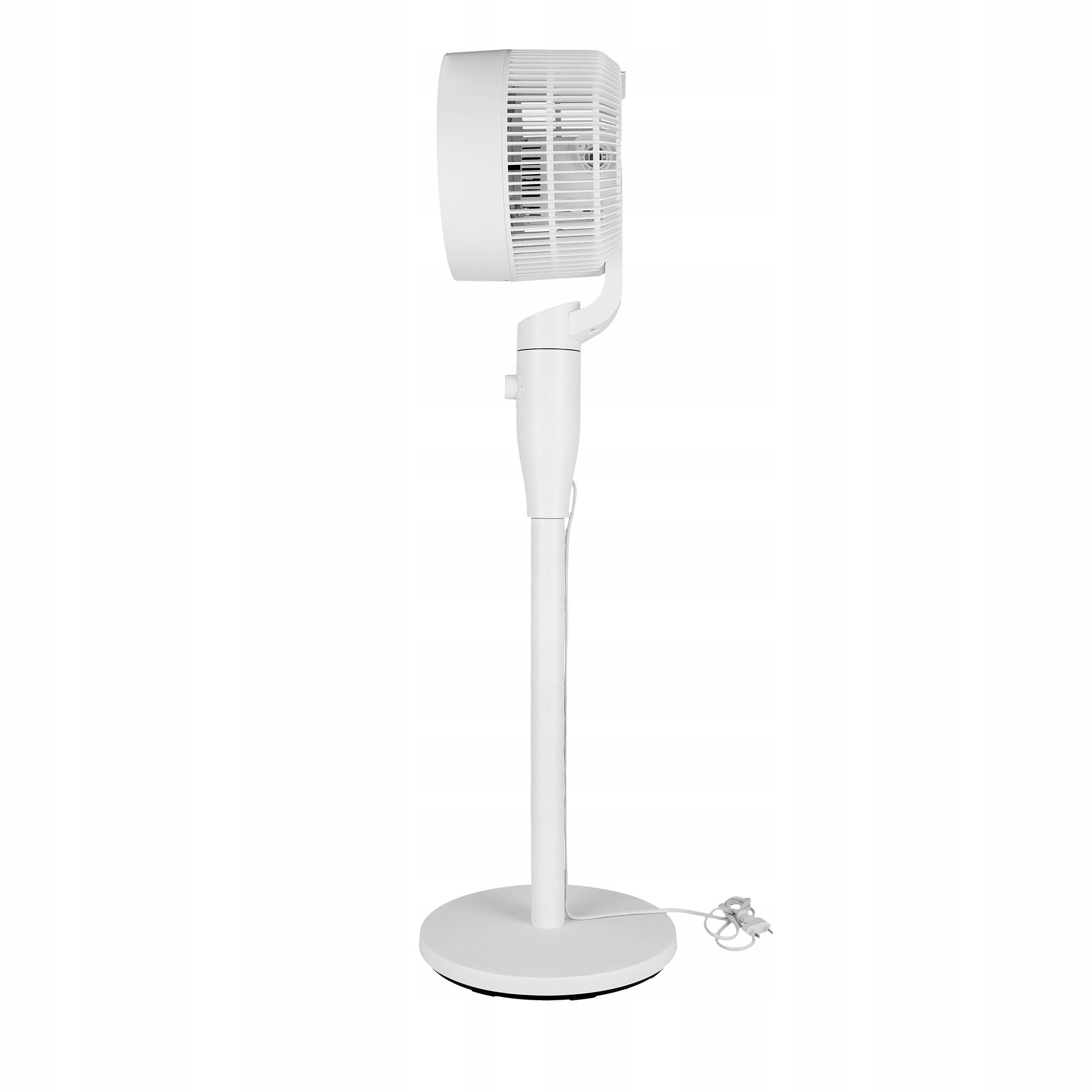 Biały wentylator stojący na białym tle. Ma okrągłą podstawę, wysoki stojak i głowicę wentylatora. Obecny jest przewód zasilający.