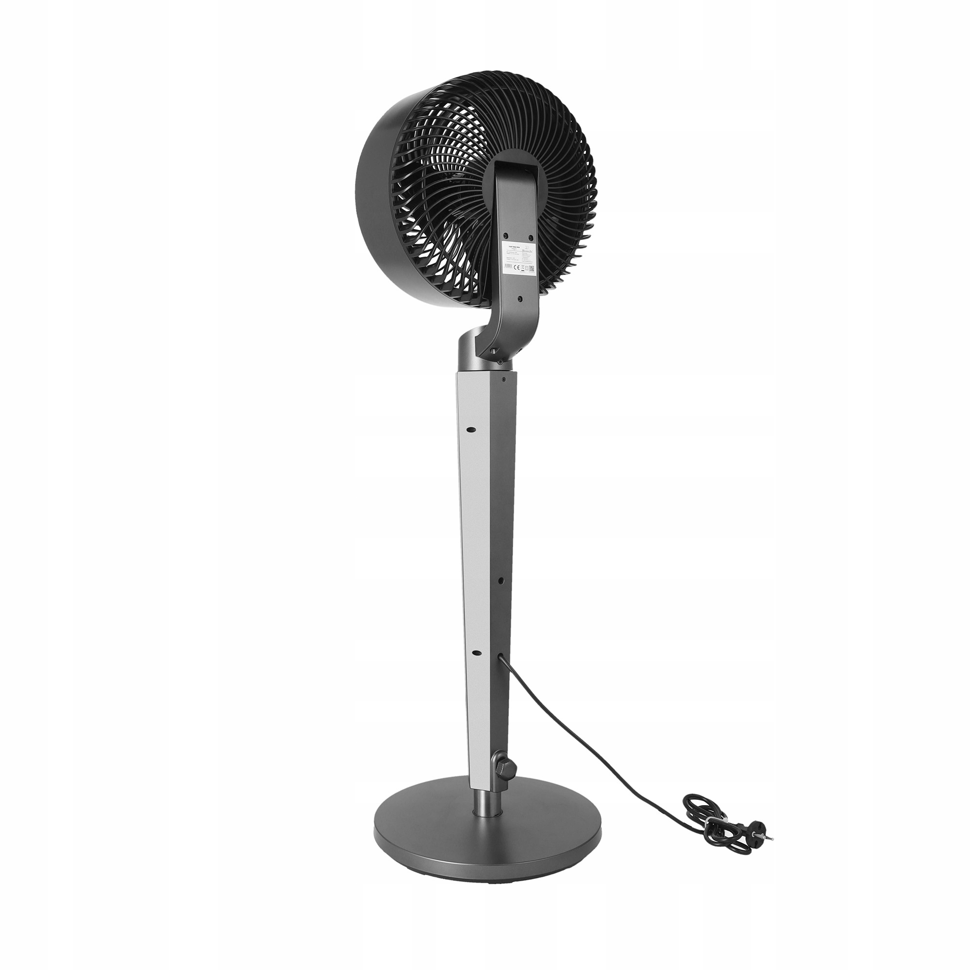 Szary wentylator stojący na białym tle. Ma czarną głowicę wentylatora, szarą podstawę i czarny przewód zasilający.