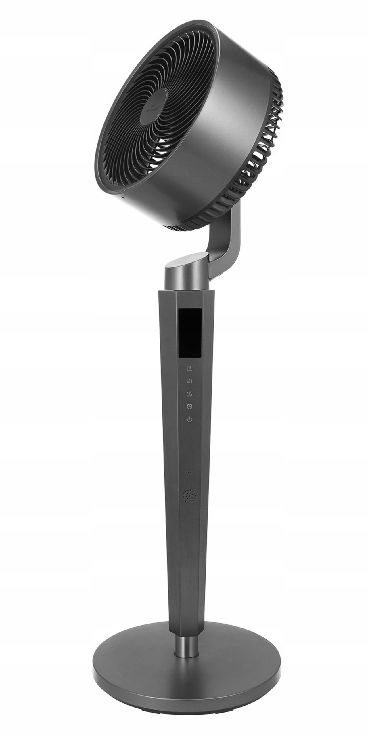 Ciemnoszary wentylator stojący. Ma okrągłą podstawę, wysoki trzon z panelem sterowania i okrągłą głowicę wentylatora. Na białym tle.