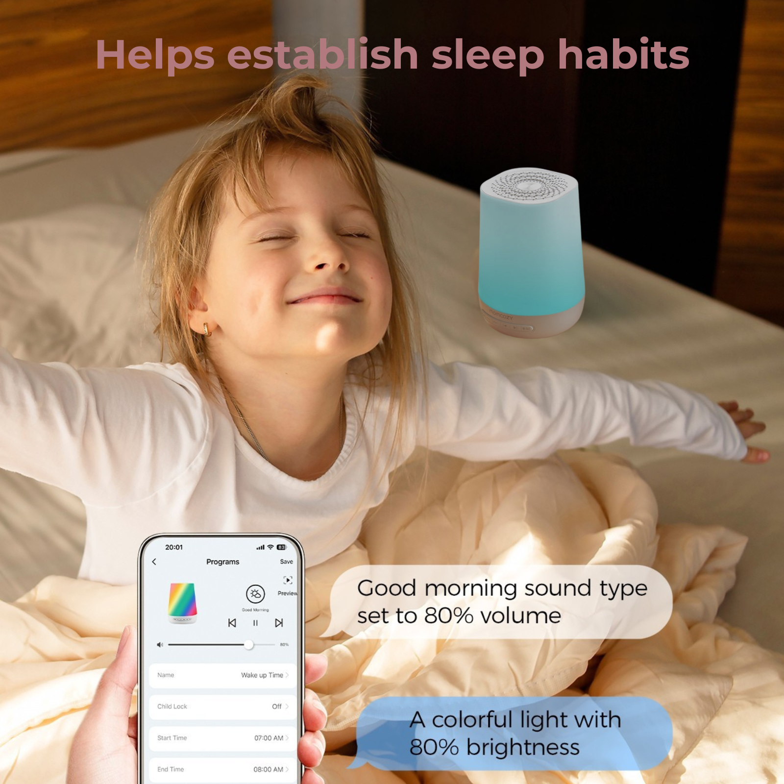 Ein lächelndes Mädchen mit einem Lichtgerät. Text auf dem Telefon: Guten-Morgen-Ton bei 80 % Lautstärke, farbenfrohes Licht mit 80 % Helligkeit.