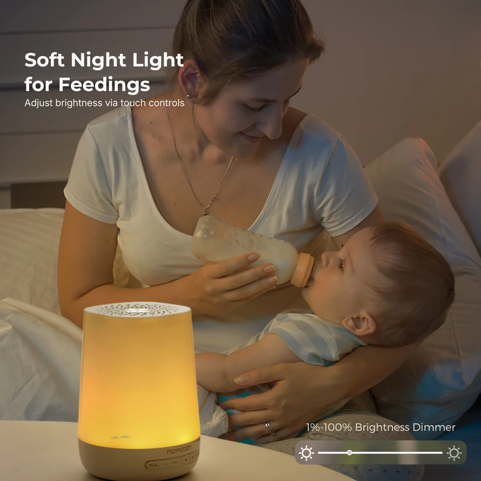 Eine Frau füttert ein Baby mit einer Flasche. Ein Nachtlicht ist an. Der Text lautet: Soft Night Light for Feedings.