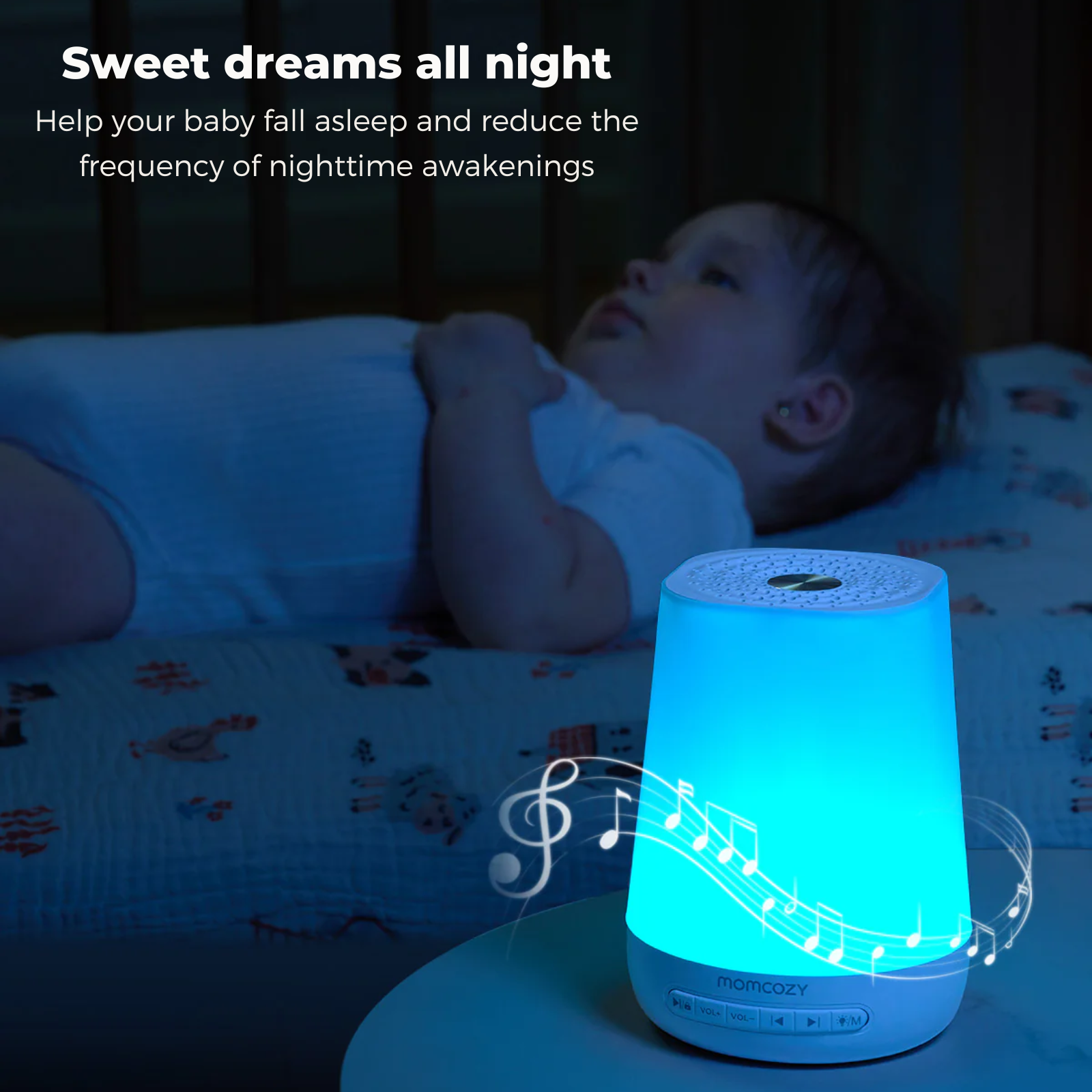 Ein Baby im Kinderbett, ein blau leuchtendes Nachtlicht mit Noten und der Text 'Sweet dreams all night'.