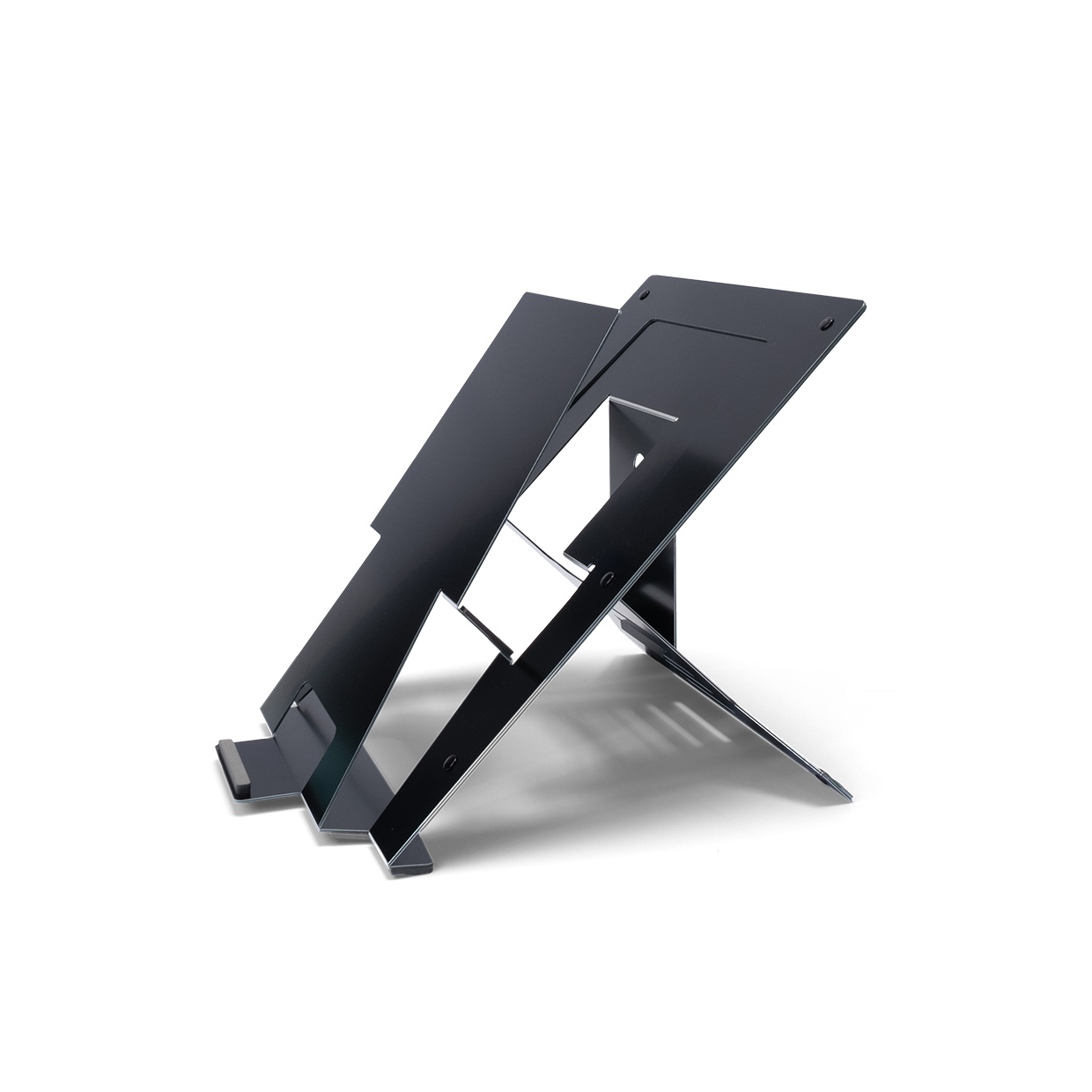 Ein schwarzer Laptop-Ständer steht auf einer weißen Oberfläche. Er hat ein geometrisches Design mit zwei Paneelen und Stützbeinen.