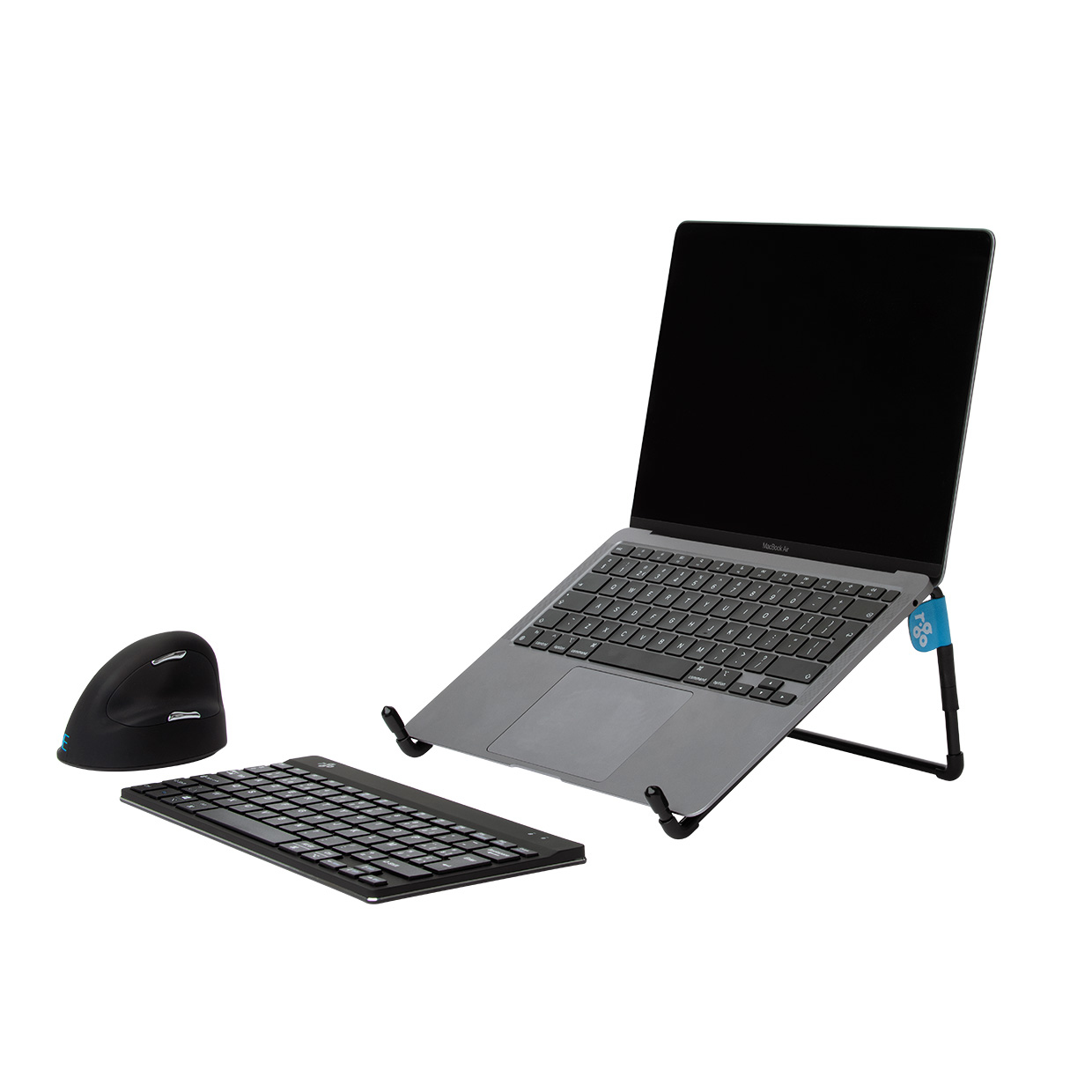 Laptop auf Ständer, externe Tastatur und ergonomische Maus. Alles auf weißem Hintergrund. Der Laptop-Bildschirm ist schwarz.