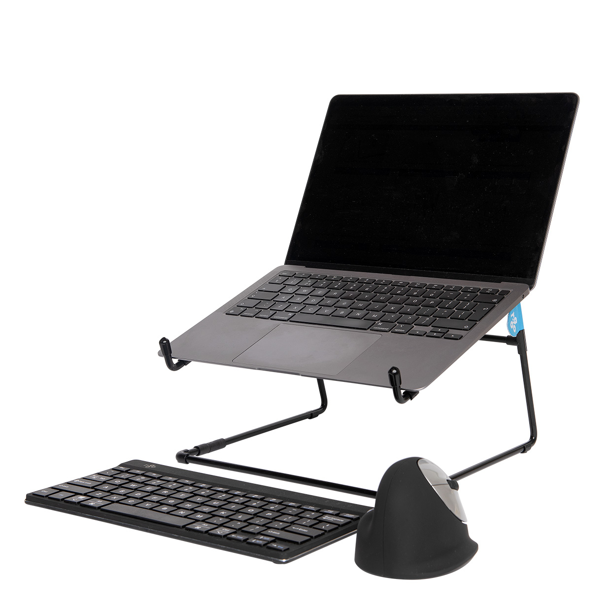 Laptop auf einem Ständer mit externer Tastatur und ergonomischer Maus. Der Laptop ist geöffnet, die Tastatur ist sichtbar. Alles ist schwarz.