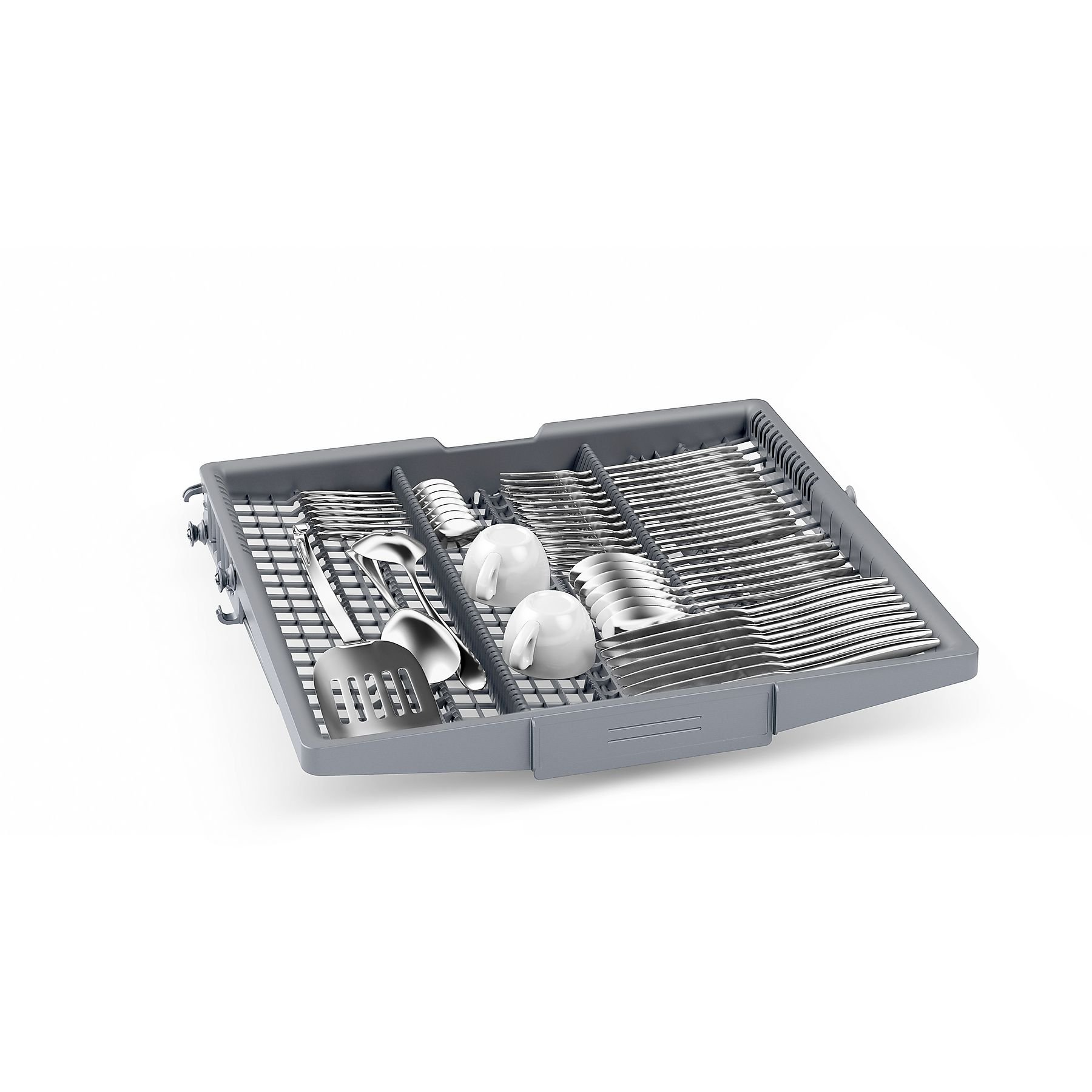 Una rejilla gris de lavavajillas llena de cubiertos, dos tazas blancas y utensilios para servir, sobre fondo blanco.