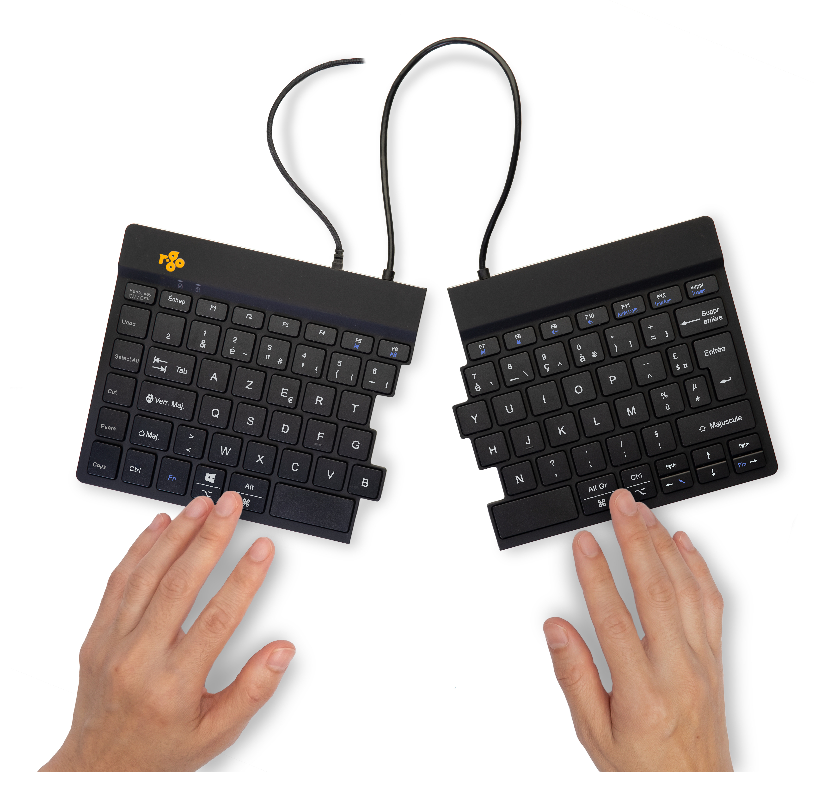 Mani che digitano su una tastiera nera divisa con sfondo bianco.