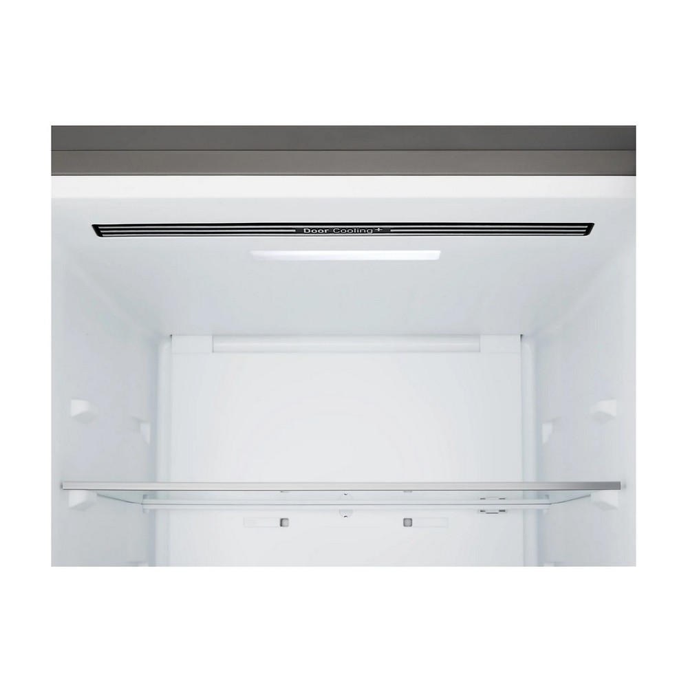 Interior de un refrigerador blanco. Se ve una balda de cristal. Arriba hay un panel "Door Cooling+".