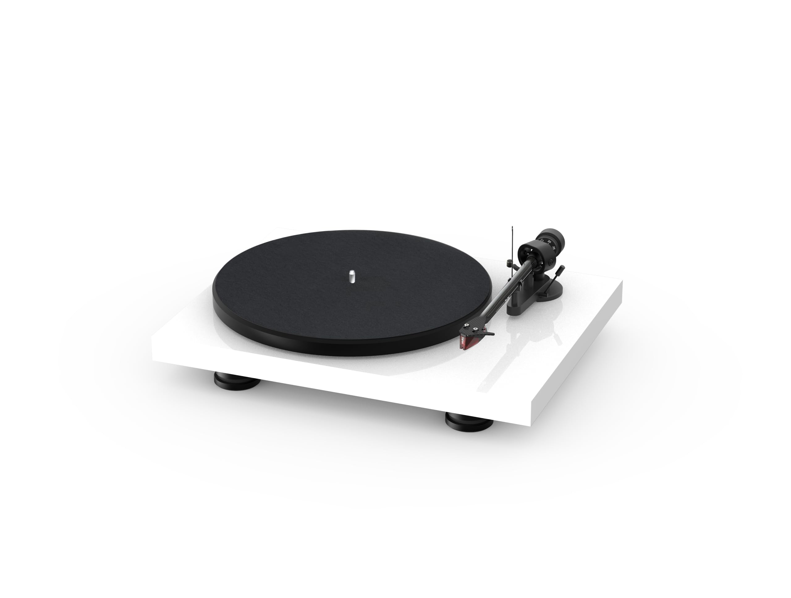 Een witte platenspeler met zwarte plaat, arm en basis. De platenspeler staat op een wit oppervlak, geïsoleerd.