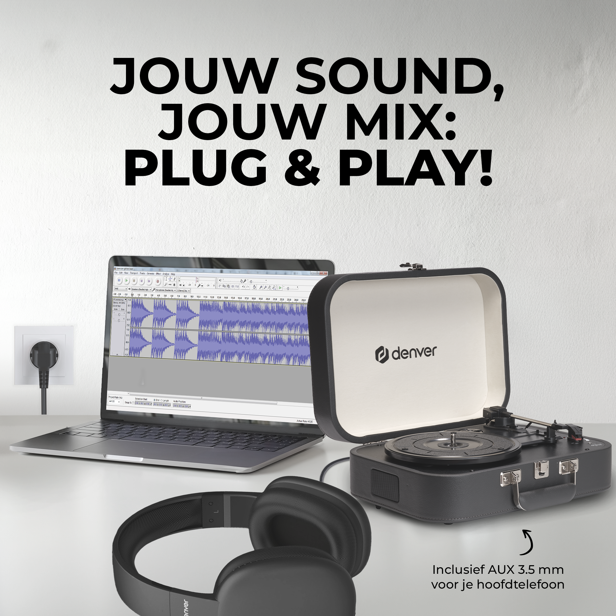 Un ordinateur portable affiche un logiciel de musique à côté d'une platine, d'un casque et d'une prise.