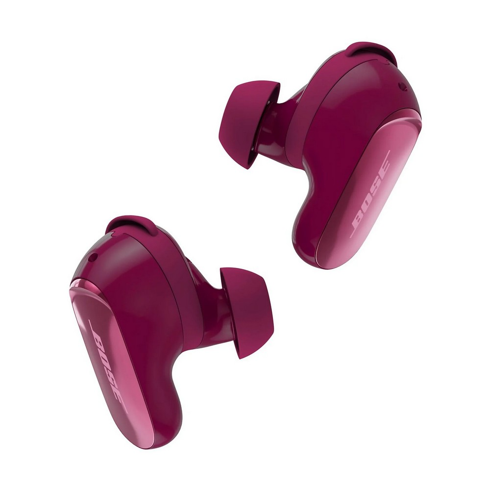 Dos auriculares Bose granate. Cada uno tiene el logotipo de Bose. Están sobre un fondo blanco.