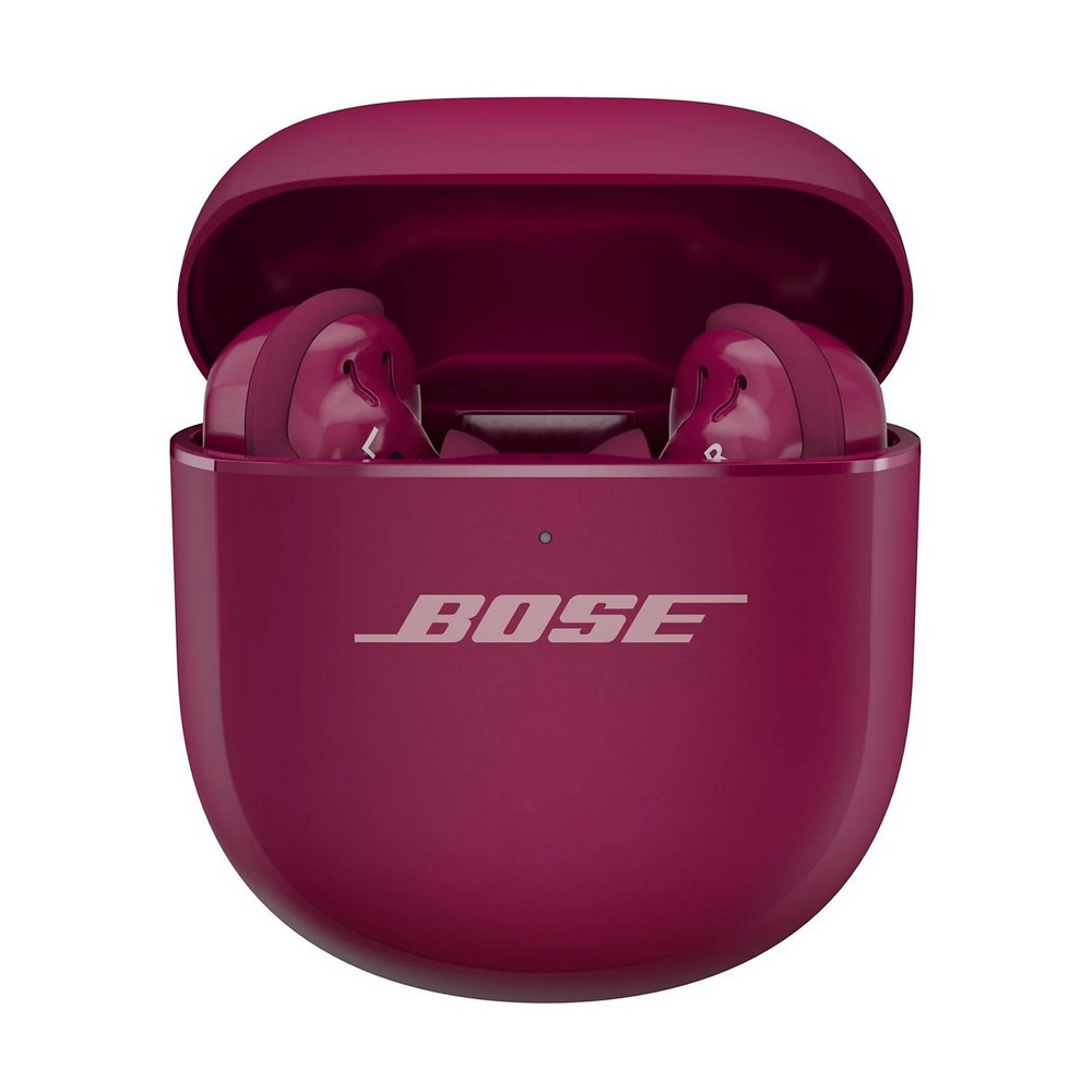 Un estuche de carga de auriculares Bose granate, abierto para revelar dos auriculares. El logotipo de Bose es visible.